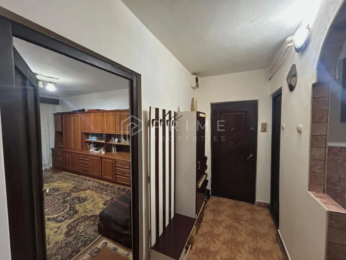 Apartament 3 camere de vânzare – spațios, luminos- str. Cutezanței - Vă propunem spre vânzare un apartament cu 3 camere, cu compartimentare practică, pretabil atât pentru locuință de familie, cât și pentru investiție (cabinete medicale, birouri, sediu firmă / SRL).

Proprietatea este situată la parter, pe strada Cutezanței, într-o zonă cu acces facil către mijloace de transport, magazine, școli și alte puncte de interes.

Compartimentare:
- 3 camere
- bucătărie separată
- 2 băi
- 2 holuri
- debara pentru depozitare
- balcon generos

Apartamentul beneficiază de spații bine delimitate, lumină naturală și un balcon de dimensiuni mari, oferind un plus de confort și versatilitate.

La Prime Properties, fiecare tranzacție înseamnă mai mult decât o simplă achiziție – este un proces complet, în care colaborăm cu cei mai buni profesioniști: notari, avocați, designeri, arhitecți, evaluatori, specialiști în certificate energetice, consultanți de credite imobiliare.
Astfel, atunci când alegi o proprietate prin noi, primești la pachet și siguranță, transparență și servicii impecabile pe tot parcursul drumului tău către casa ideală.

Ne dedicăm 100% fiecărui client, iar asta se reflectă în rezultate și în încrederea pe care o primim înapoi prin recomandările lor.
Proprietatea aceasta nu se potrivește exact nevoilor tale?

Lasă-ne să îți găsim alternativa potrivită. Agentul nostru îți va oferi soluții avantajoase și adaptate stilului tău de viață.
📞 Contactează-ne astăzi. Până acum nu am dezamăgit niciun client – și nu vom începe cu tine.
Comision 0% pentru cumpărători