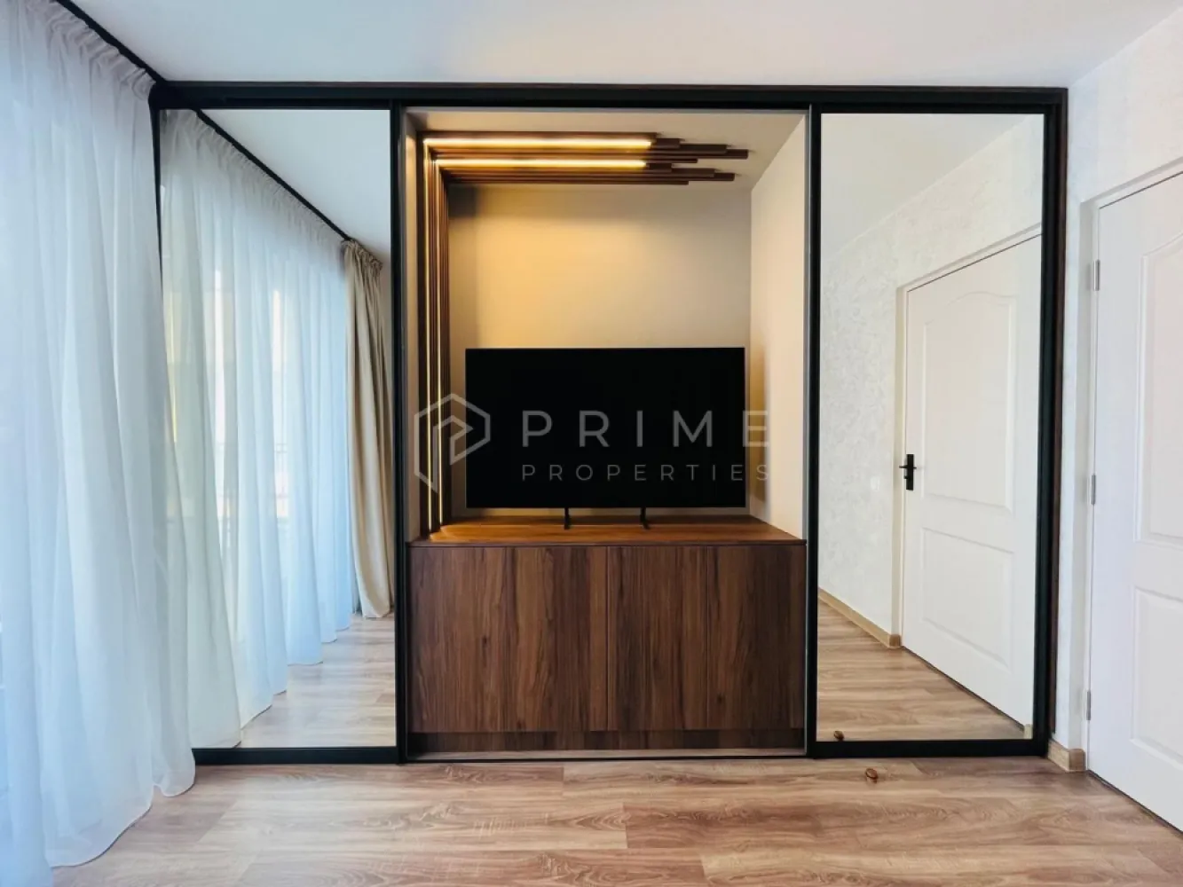 Apartament Unirii Ama Residence, terasă 64 mp, design premium - Apartament deosebit cu terasă impresionantă – mobilat & utilat complet – Unirii / Ama Residence

Este disponibil spre vânzare un apartament cu adevărat special, situat în cartierul Unirii, în complexul rezidențial Ama Residence – zonă modernă, liniștită și excelent conectată. Poziționarea este ideală, la doar 2 minute de Școala Generală Nr. 8, aproape de grădiniță, stație de autobuz, magazine și alte puncte de interes.

Detalii tehnice:
- Suprafață utilă: 56 mp
- Terasă generoasă: 64 mp, placată cu gresie de exterior, prevăzută cu prize amplasate strategic (iluminat, grătar electric, aparat de cafea etc.)
Se vinde împreună cu proiect complet de amenajare realizat de designer, cu link-uri către toate piesele de mobilier, decorațiuni și corpuri de iluminat incluse în concept

Compartimentare:
-Dormitor
- Living cu bucătărie open-space
- Baie modernă
- Terasă imensă, ideală pentru relaxare, dining exterior sau amenajări personalizate

Facilități și beneficii:
- Loc de parcare exterior
- Boxă de 2,6 mp pe casa scării – spațiu suplimentar pentru depozitare
- Etaj 1 – acces facil, potrivit pentru orice categorie de vârstă
- Aer condiționat pentru un confort optim în sezonul cald

Avantaje majore:
-Se vinde complet mobilat și utilat
- Mobilier realizat la comandă, finisaje premium
- Electrocasnice de calitate superioară
- Amenajare coordonată de designer de interior – spațiu coerent, modern și extrem de practic
- Terasă de 64 mp – un atribut rar întâlnit, ce oferă un stil de viață superior și multiple opțiuni de amenajare.

Un apartament unic în zonă, perfect pentru cei care își doresc confort, design contemporan și un spațiu exterior impresionant.

La Prime Properties, fiecare tranzacție înseamnă mai mult decât o simplă achiziție – este un proces complet, în care colaborăm cu cei mai buni profesioniști: notari, avocați, designeri, arhitecți, evaluatori, specialiști în certificate energetice, consultanți de credite imobiliare.
Astfel, atunci când alegi o proprietate prin noi, primești la pachet și siguranță, transparență și servicii impecabile pe tot parcursul drumului tău către casa ideală.

Ne dedicăm 100% fiecărui client, iar asta se reflectă în rezultate și în încrederea pe care o primim înapoi prin recomandările lor.
Proprietatea aceasta nu se potrivește exact nevoilor tale?

Lasă-ne să îți găsim alternativa potrivită. Agentul nostru îți va oferi soluții avantajoase și adaptate stilului tău de viață.
📞 Contactează-ne astăzi. Până acum nu am dezamăgit niciun client – și nu vom începe cu tine.
Comision 0% pentru cumpărători