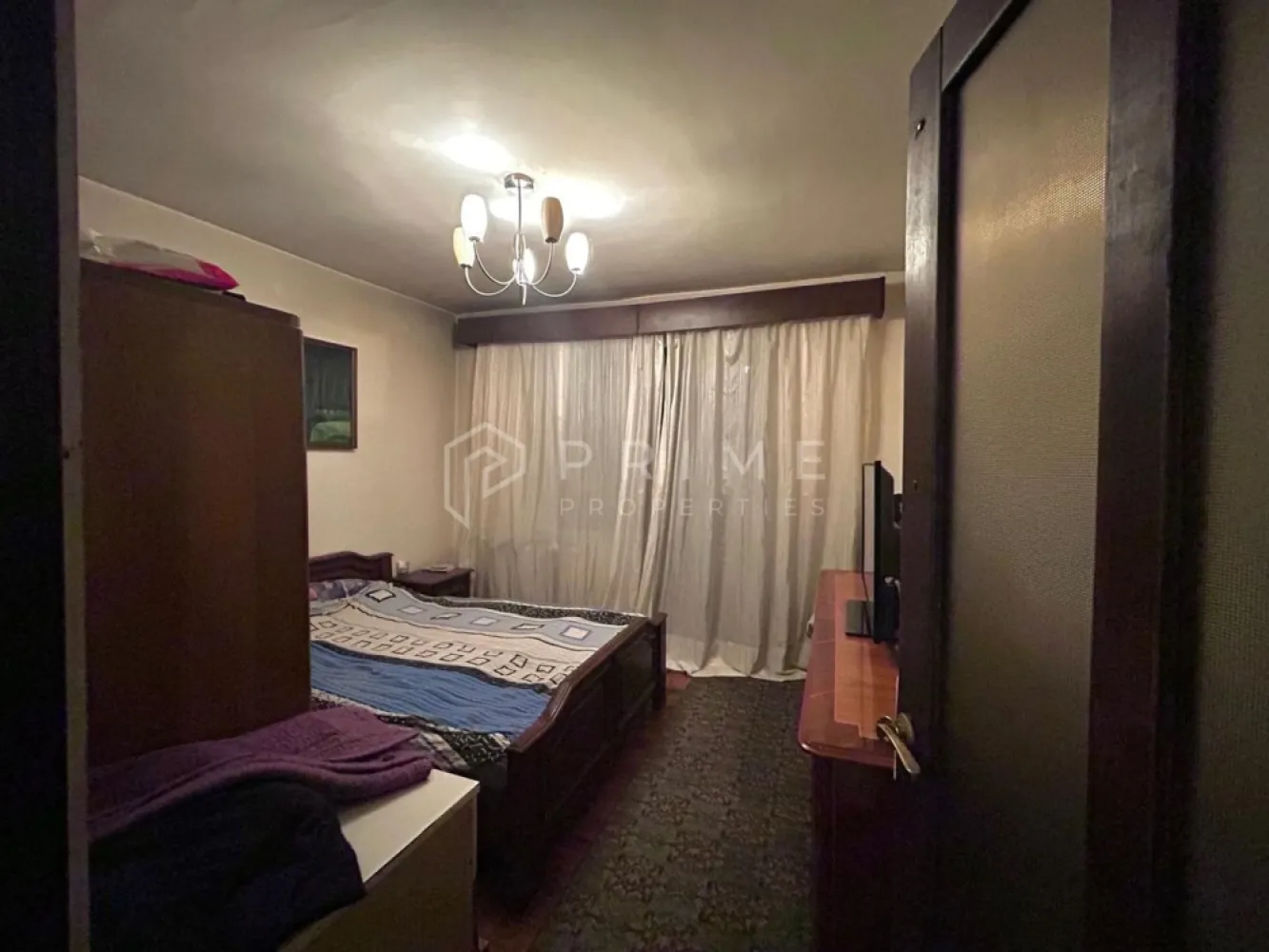 Apartament 3 camere de vânzare – spațios, luminos- str. Cutezanței - Vă propunem spre vânzare un apartament cu 3 camere, cu compartimentare practică, pretabil atât pentru locuință de familie, cât și pentru investiție (cabinete medicale, birouri, sediu firmă / SRL).

Proprietatea este situată la parter, pe strada Cutezanței, într-o zonă cu acces facil către mijloace de transport, magazine, școli și alte puncte de interes.

Compartimentare:
- 3 camere
- bucătărie separată
- 2 băi
- 2 holuri
- debara pentru depozitare
- balcon generos

Apartamentul beneficiază de spații bine delimitate, lumină naturală și un balcon de dimensiuni mari, oferind un plus de confort și versatilitate.

La Prime Properties, fiecare tranzacție înseamnă mai mult decât o simplă achiziție – este un proces complet, în care colaborăm cu cei mai buni profesioniști: notari, avocați, designeri, arhitecți, evaluatori, specialiști în certificate energetice, consultanți de credite imobiliare.
Astfel, atunci când alegi o proprietate prin noi, primești la pachet și siguranță, transparență și servicii impecabile pe tot parcursul drumului tău către casa ideală.

Ne dedicăm 100% fiecărui client, iar asta se reflectă în rezultate și în încrederea pe care o primim înapoi prin recomandările lor.
Proprietatea aceasta nu se potrivește exact nevoilor tale?

Lasă-ne să îți găsim alternativa potrivită. Agentul nostru îți va oferi soluții avantajoase și adaptate stilului tău de viață.
📞 Contactează-ne astăzi. Până acum nu am dezamăgit niciun client – și nu vom începe cu tine.
Comision 0% pentru cumpărători