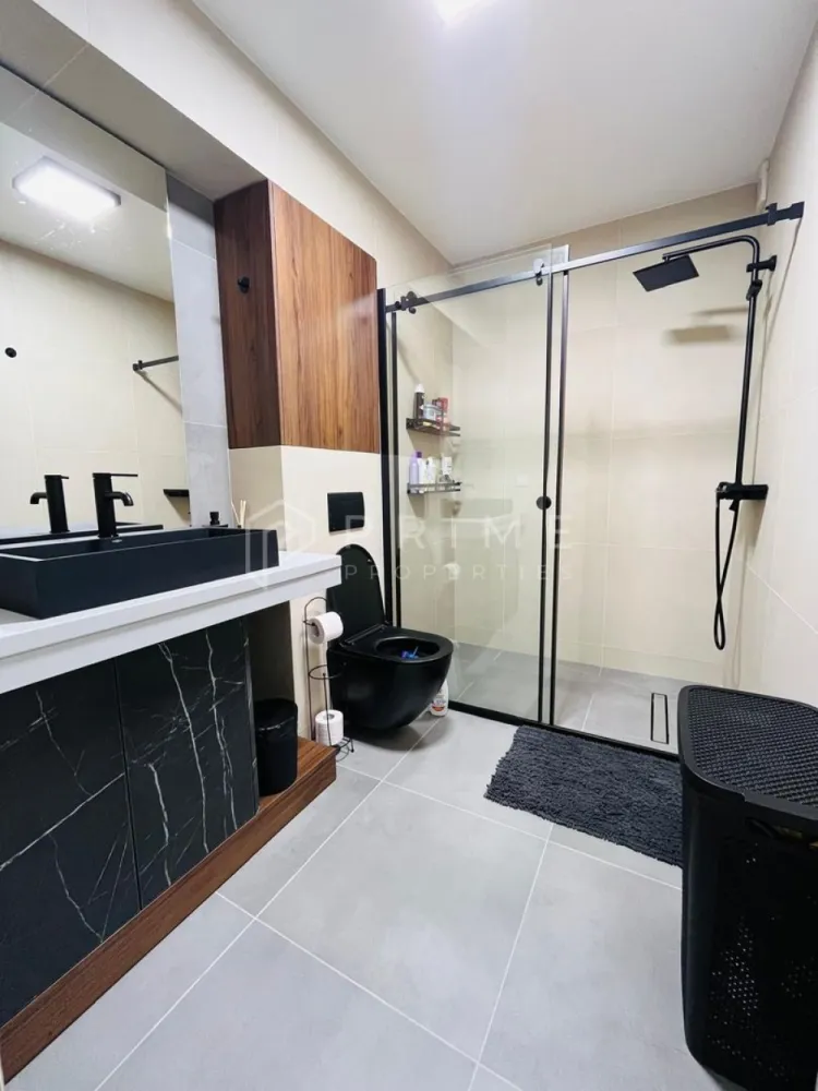 Apartament Unirii Ama Residence, terasă 64 mp, design premium - Apartament deosebit cu terasă impresionantă – mobilat & utilat complet – Unirii / Ama Residence

Este disponibil spre vânzare un apartament cu adevărat special, situat în cartierul Unirii, în complexul rezidențial Ama Residence – zonă modernă, liniștită și excelent conectată. Poziționarea este ideală, la doar 2 minute de Școala Generală Nr. 8, aproape de grădiniță, stație de autobuz, magazine și alte puncte de interes.

Detalii tehnice:
- Suprafață utilă: 56 mp
- Terasă generoasă: 64 mp, placată cu gresie de exterior, prevăzută cu prize amplasate strategic (iluminat, grătar electric, aparat de cafea etc.)
Se vinde împreună cu proiect complet de amenajare realizat de designer, cu link-uri către toate piesele de mobilier, decorațiuni și corpuri de iluminat incluse în concept

Compartimentare:
-Dormitor
- Living cu bucătărie open-space
- Baie modernă
- Terasă imensă, ideală pentru relaxare, dining exterior sau amenajări personalizate

Facilități și beneficii:
- Loc de parcare exterior
- Boxă de 2,6 mp pe casa scării – spațiu suplimentar pentru depozitare
- Etaj 1 – acces facil, potrivit pentru orice categorie de vârstă
- Aer condiționat pentru un confort optim în sezonul cald

Avantaje majore:
-Se vinde complet mobilat și utilat
- Mobilier realizat la comandă, finisaje premium
- Electrocasnice de calitate superioară
- Amenajare coordonată de designer de interior – spațiu coerent, modern și extrem de practic
- Terasă de 64 mp – un atribut rar întâlnit, ce oferă un stil de viață superior și multiple opțiuni de amenajare.

Un apartament unic în zonă, perfect pentru cei care își doresc confort, design contemporan și un spațiu exterior impresionant.

La Prime Properties, fiecare tranzacție înseamnă mai mult decât o simplă achiziție – este un proces complet, în care colaborăm cu cei mai buni profesioniști: notari, avocați, designeri, arhitecți, evaluatori, specialiști în certificate energetice, consultanți de credite imobiliare.
Astfel, atunci când alegi o proprietate prin noi, primești la pachet și siguranță, transparență și servicii impecabile pe tot parcursul drumului tău către casa ideală.

Ne dedicăm 100% fiecărui client, iar asta se reflectă în rezultate și în încrederea pe care o primim înapoi prin recomandările lor.
Proprietatea aceasta nu se potrivește exact nevoilor tale?

Lasă-ne să îți găsim alternativa potrivită. Agentul nostru îți va oferi soluții avantajoase și adaptate stilului tău de viață.
📞 Contactează-ne astăzi. Până acum nu am dezamăgit niciun client – și nu vom începe cu tine.
Comision 0% pentru cumpărători