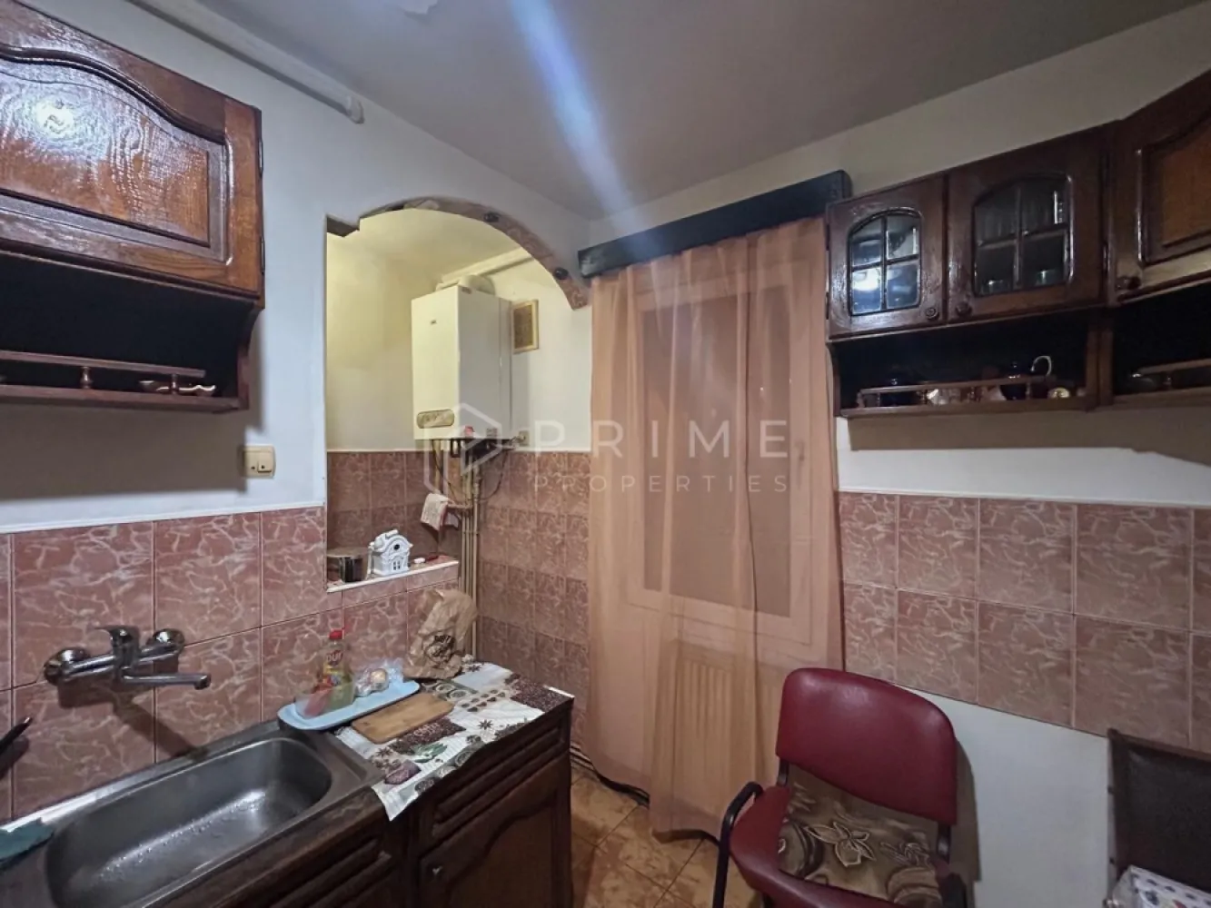Apartament 3 camere de vânzare – spațios, luminos- str. Cutezanței - Vă propunem spre vânzare un apartament cu 3 camere, cu compartimentare practică, pretabil atât pentru locuință de familie, cât și pentru investiție (cabinete medicale, birouri, sediu firmă / SRL).

Proprietatea este situată la parter, pe strada Cutezanței, într-o zonă cu acces facil către mijloace de transport, magazine, școli și alte puncte de interes.

Compartimentare:
- 3 camere
- bucătărie separată
- 2 băi
- 2 holuri
- debara pentru depozitare
- balcon generos

Apartamentul beneficiază de spații bine delimitate, lumină naturală și un balcon de dimensiuni mari, oferind un plus de confort și versatilitate.

La Prime Properties, fiecare tranzacție înseamnă mai mult decât o simplă achiziție – este un proces complet, în care colaborăm cu cei mai buni profesioniști: notari, avocați, designeri, arhitecți, evaluatori, specialiști în certificate energetice, consultanți de credite imobiliare.
Astfel, atunci când alegi o proprietate prin noi, primești la pachet și siguranță, transparență și servicii impecabile pe tot parcursul drumului tău către casa ideală.

Ne dedicăm 100% fiecărui client, iar asta se reflectă în rezultate și în încrederea pe care o primim înapoi prin recomandările lor.
Proprietatea aceasta nu se potrivește exact nevoilor tale?

Lasă-ne să îți găsim alternativa potrivită. Agentul nostru îți va oferi soluții avantajoase și adaptate stilului tău de viață.
📞 Contactează-ne astăzi. Până acum nu am dezamăgit niciun client – și nu vom începe cu tine.
Comision 0% pentru cumpărători