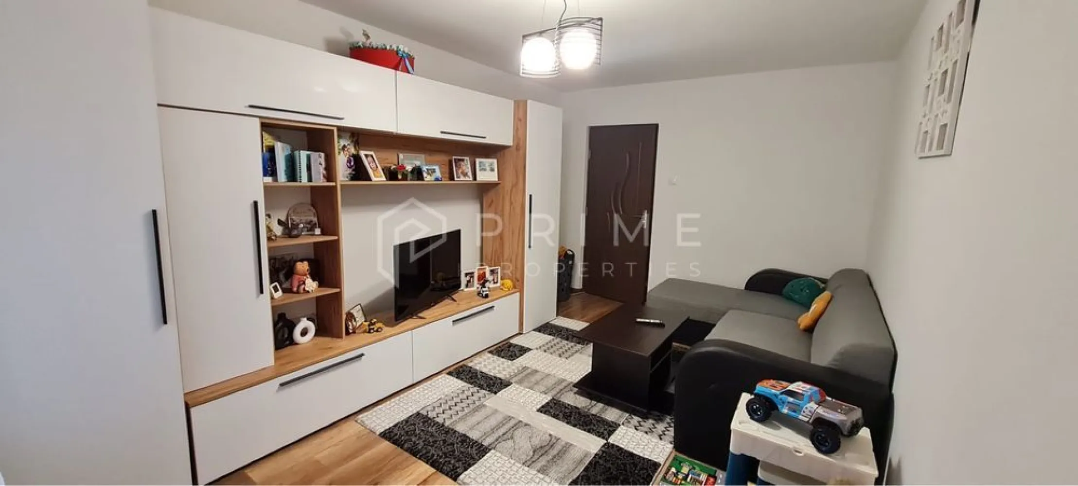 Apartament 2 camere de vânzare – Zona Tudor, Târgu Mureș - Vă propunem spre vânzare un apartament modern cu 2 camere, situat în zona Tudor Vladimirescu, la doar câteva minute de Târgu Mureș Shopping City. Apartamentul se remarcă prin poziția excelentă, starea impecabilă și dotările complete, fiind ideală atât pentru locuință proprie, cât și ca investiție.

Detalii proprietate:
- Configurație: 2 camere, bucătărie și baie
- Anexă de depozitare la subsolul blocului
- Se vinde complet mobilat și utilat, exact ca în fotografii
- Renovat recent, gata pentru mutare imediată

Avantaje locație:
Poziționare excelentă, aproape de Târgu Mureș Shopping City, magazine, transport public, școli și zone verzi

O alegere inspirată pentru cei care își doresc o locuință modernă într-o zonă sigură și bine conectată, sau pentru investitori care caută o proprietate ușor de închiriat.

La Prime Properties, fiecare tranzacție înseamnă mai mult decât o simplă achiziție – este un proces complet, în care colaborăm cu cei mai buni profesioniști: notari, avocați, designeri, arhitecți, evaluatori, specialiști în certificate energetice, consultanți de credite imobiliare.
Astfel, atunci când alegi o proprietate prin noi, primești la pachet și siguranță, transparență și servicii impecabile pe tot parcursul drumului tău către casa ideală.

Ne dedicăm 100% fiecărui client, iar asta se reflectă în rezultate și în încrederea pe care o primim înapoi prin recomandările lor.
Proprietatea aceasta nu se potrivește exact nevoilor tale?

Lasă-ne să îți găsim alternativa potrivită. Agentul nostru îți va oferi soluții avantajoase și adaptate stilului tău de viață.
📞 Contactează-ne astăzi. Până acum nu am dezamăgit niciun client – și nu vom începe cu tine.
Comision 0% pentru cumpărători