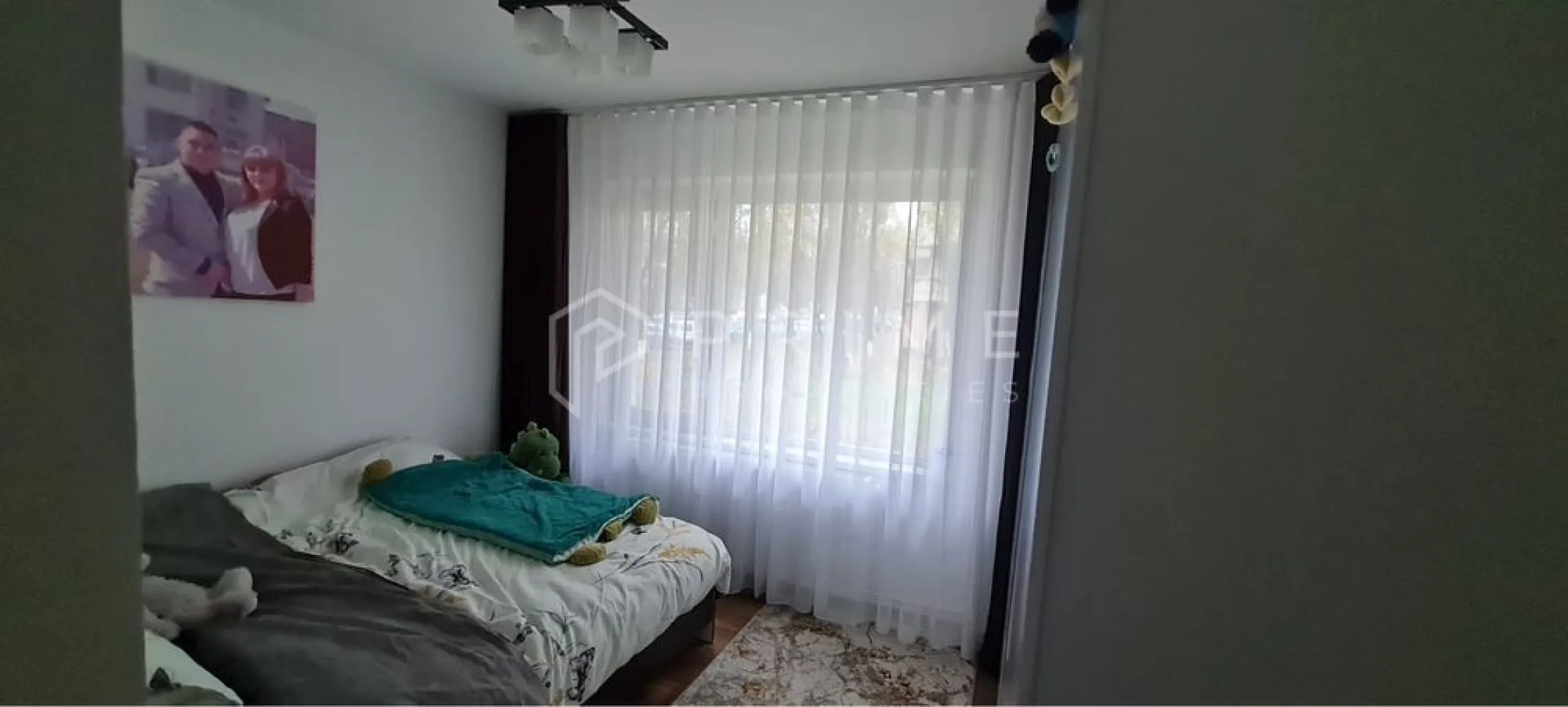 Apartament 2 camere de vânzare – Zona Tudor, Târgu Mureș - Vă propunem spre vânzare un apartament modern cu 2 camere, situat în zona Tudor Vladimirescu, la doar câteva minute de Târgu Mureș Shopping City. Apartamentul se remarcă prin poziția excelentă, starea impecabilă și dotările complete, fiind ideală atât pentru locuință proprie, cât și ca investiție.

Detalii proprietate:
- Configurație: 2 camere, bucătărie și baie
- Anexă de depozitare la subsolul blocului
- Se vinde complet mobilat și utilat, exact ca în fotografii
- Renovat recent, gata pentru mutare imediată

Avantaje locație:
Poziționare excelentă, aproape de Târgu Mureș Shopping City, magazine, transport public, școli și zone verzi

O alegere inspirată pentru cei care își doresc o locuință modernă într-o zonă sigură și bine conectată, sau pentru investitori care caută o proprietate ușor de închiriat.

La Prime Properties, fiecare tranzacție înseamnă mai mult decât o simplă achiziție – este un proces complet, în care colaborăm cu cei mai buni profesioniști: notari, avocați, designeri, arhitecți, evaluatori, specialiști în certificate energetice, consultanți de credite imobiliare.
Astfel, atunci când alegi o proprietate prin noi, primești la pachet și siguranță, transparență și servicii impecabile pe tot parcursul drumului tău către casa ideală.

Ne dedicăm 100% fiecărui client, iar asta se reflectă în rezultate și în încrederea pe care o primim înapoi prin recomandările lor.
Proprietatea aceasta nu se potrivește exact nevoilor tale?

Lasă-ne să îți găsim alternativa potrivită. Agentul nostru îți va oferi soluții avantajoase și adaptate stilului tău de viață.
📞 Contactează-ne astăzi. Până acum nu am dezamăgit niciun client – și nu vom începe cu tine.
Comision 0% pentru cumpărători