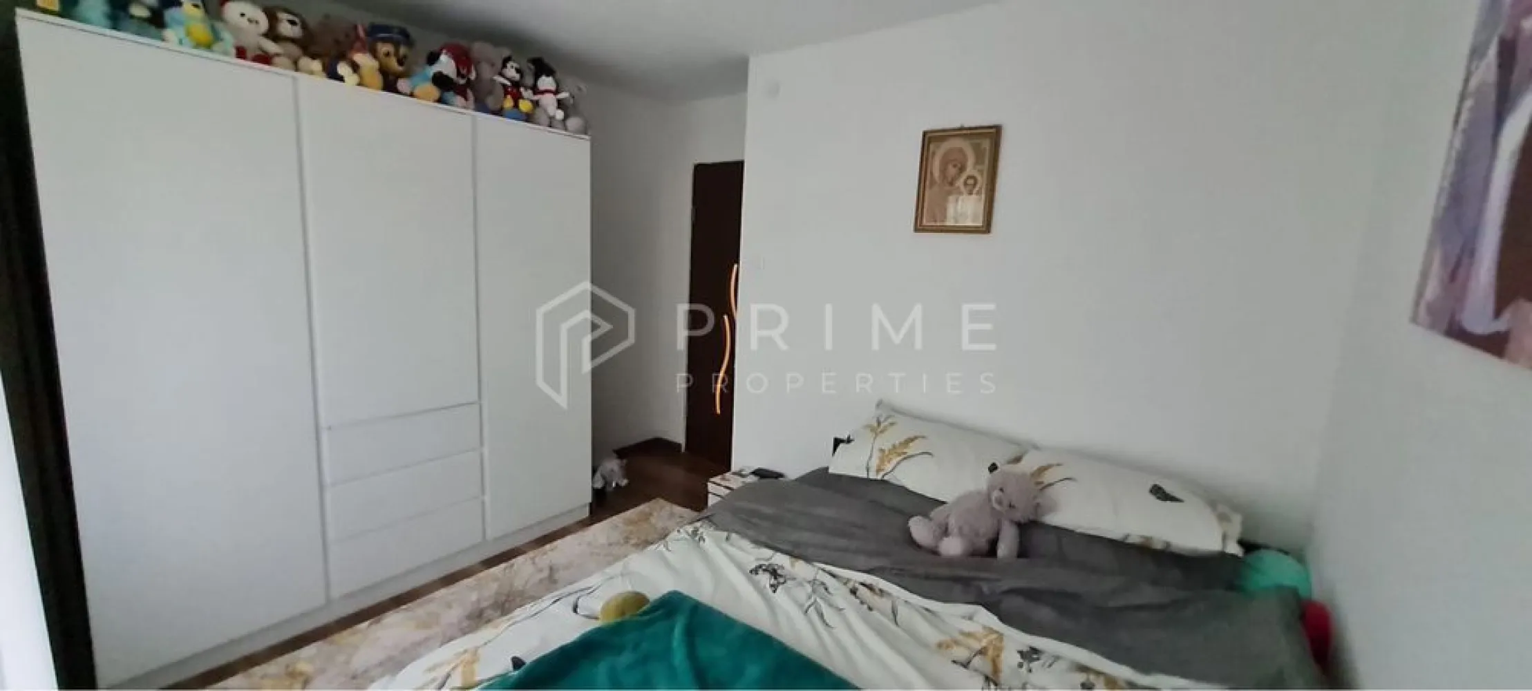 Apartament 2 camere de vânzare – Zona Tudor, Târgu Mureș - Vă propunem spre vânzare un apartament modern cu 2 camere, situat în zona Tudor Vladimirescu, la doar câteva minute de Târgu Mureș Shopping City. Apartamentul se remarcă prin poziția excelentă, starea impecabilă și dotările complete, fiind ideală atât pentru locuință proprie, cât și ca investiție.

Detalii proprietate:
- Configurație: 2 camere, bucătărie și baie
- Anexă de depozitare la subsolul blocului
- Se vinde complet mobilat și utilat, exact ca în fotografii
- Renovat recent, gata pentru mutare imediată

Avantaje locație:
Poziționare excelentă, aproape de Târgu Mureș Shopping City, magazine, transport public, școli și zone verzi

O alegere inspirată pentru cei care își doresc o locuință modernă într-o zonă sigură și bine conectată, sau pentru investitori care caută o proprietate ușor de închiriat.

La Prime Properties, fiecare tranzacție înseamnă mai mult decât o simplă achiziție – este un proces complet, în care colaborăm cu cei mai buni profesioniști: notari, avocați, designeri, arhitecți, evaluatori, specialiști în certificate energetice, consultanți de credite imobiliare.
Astfel, atunci când alegi o proprietate prin noi, primești la pachet și siguranță, transparență și servicii impecabile pe tot parcursul drumului tău către casa ideală.

Ne dedicăm 100% fiecărui client, iar asta se reflectă în rezultate și în încrederea pe care o primim înapoi prin recomandările lor.
Proprietatea aceasta nu se potrivește exact nevoilor tale?

Lasă-ne să îți găsim alternativa potrivită. Agentul nostru îți va oferi soluții avantajoase și adaptate stilului tău de viață.
📞 Contactează-ne astăzi. Până acum nu am dezamăgit niciun client – și nu vom începe cu tine.
Comision 0% pentru cumpărători