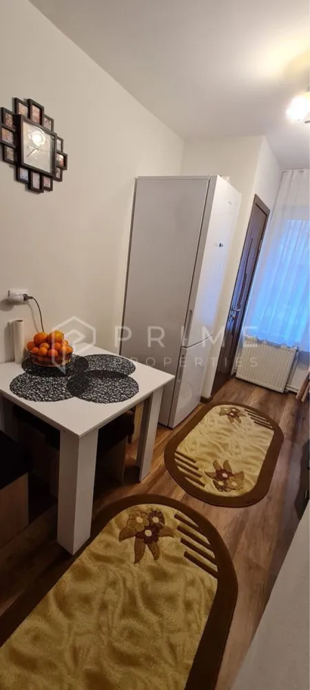 Apartament 2 camere de vânzare – Zona Tudor, Târgu Mureș - Vă propunem spre vânzare un apartament modern cu 2 camere, situat în zona Tudor Vladimirescu, la doar câteva minute de Târgu Mureș Shopping City. Apartamentul se remarcă prin poziția excelentă, starea impecabilă și dotările complete, fiind ideală atât pentru locuință proprie, cât și ca investiție.

Detalii proprietate:
- Configurație: 2 camere, bucătărie și baie
- Anexă de depozitare la subsolul blocului
- Se vinde complet mobilat și utilat, exact ca în fotografii
- Renovat recent, gata pentru mutare imediată

Avantaje locație:
Poziționare excelentă, aproape de Târgu Mureș Shopping City, magazine, transport public, școli și zone verzi

O alegere inspirată pentru cei care își doresc o locuință modernă într-o zonă sigură și bine conectată, sau pentru investitori care caută o proprietate ușor de închiriat.

La Prime Properties, fiecare tranzacție înseamnă mai mult decât o simplă achiziție – este un proces complet, în care colaborăm cu cei mai buni profesioniști: notari, avocați, designeri, arhitecți, evaluatori, specialiști în certificate energetice, consultanți de credite imobiliare.
Astfel, atunci când alegi o proprietate prin noi, primești la pachet și siguranță, transparență și servicii impecabile pe tot parcursul drumului tău către casa ideală.

Ne dedicăm 100% fiecărui client, iar asta se reflectă în rezultate și în încrederea pe care o primim înapoi prin recomandările lor.
Proprietatea aceasta nu se potrivește exact nevoilor tale?

Lasă-ne să îți găsim alternativa potrivită. Agentul nostru îți va oferi soluții avantajoase și adaptate stilului tău de viață.
📞 Contactează-ne astăzi. Până acum nu am dezamăgit niciun client – și nu vom începe cu tine.
Comision 0% pentru cumpărători