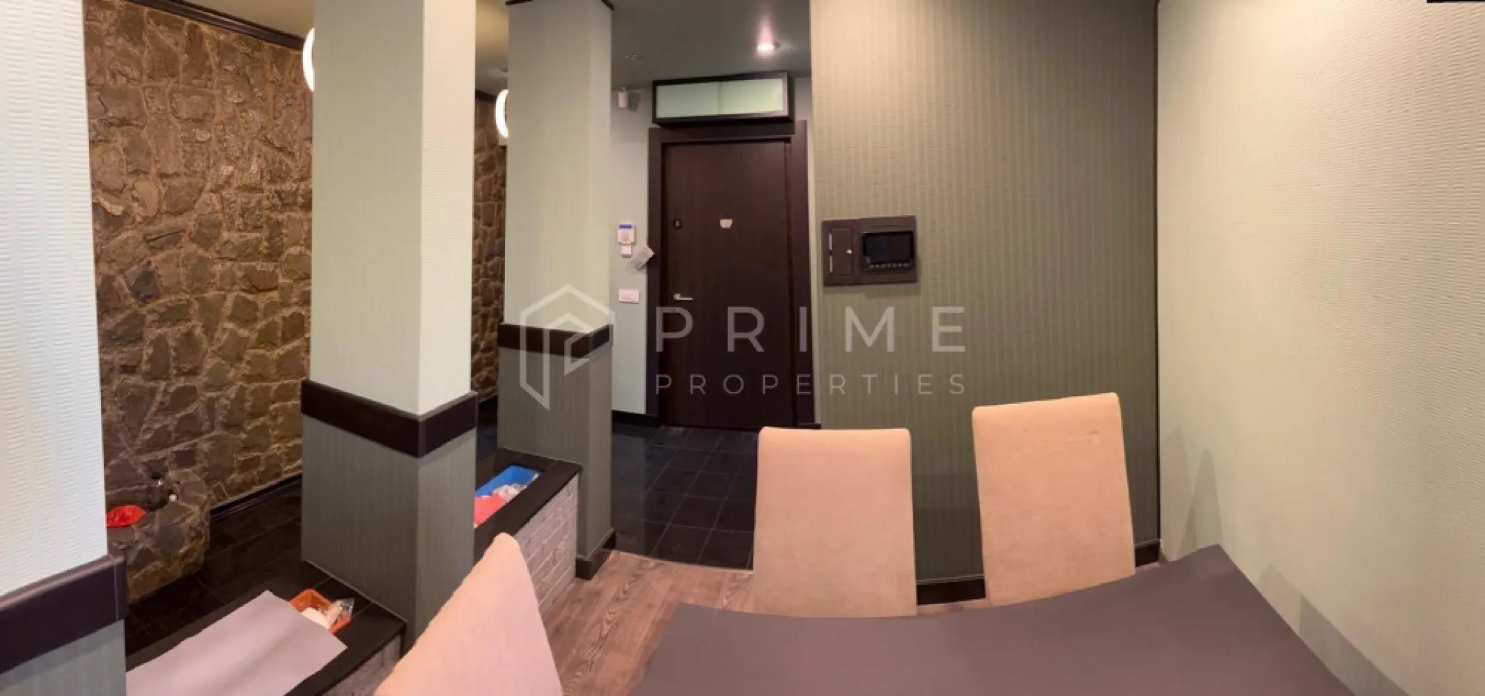 4 camere, 90 mp, finisaje premium – gata de locuit - Apartament premium 4 camere de vânzare – confort 1, 90 mp, complet renovat, totul nou
Apartament pentru pretențioși, finisaje premium, mobilat complet – nelocuit

Vă propunem spre vânzare un apartament de 4 camere, confort 1, situat la etajul 8/10 într-un bloc anvelopat, cu lift automat nou, însoțit de boxă la subsol. Apartamentul are 90 mp utili și a fost complet renovat și reconfigurat, cu investiții de peste 100.000 € în finisaje și mobilier.
Este un apartament premium, mobilat și utilat complet, cu dotări de top, nelocuit până în prezent.

Compartimentare:
Bucătărie mare + cămară
Cameră de zi
Zonă separată pentru dining
Hol generos
Dormitor matrimonial
Cameră copil / birou
Baie mare
Terasă de 6 mp, închisă și încălzită

Finisaje și dotări:
Finisaje premium (granit, travertin, materiale de calitate superioară)
Parchet premium în camere
Mobilă de bucătărie modernă, cu feronerie soft-close
Electrocasnice Franke (toate noi)
Centrală termică Bosch, controlabilă de pe telefon
Mașină de spălat Miele
Mobilier în camere din lemn masiv, realizat la comandă
Baie complet echipată, cu cadă și cabină de duș
Terasă închisă și încălzită – spațiu suplimentar util

Avantaje imobil:
Bloc anvelopat
Lift automat nou
Boxă la subsol
Etaj superior cu priveliște
Apartament complet nou, nelocuit
Locație excelentă:
Piață: 3 minute
Școală: 2 minute
Magazine: 2 minute
Supermarket: 5 minute

Preț: 175.000 Euro
📞 Pentru detalii suplimentare sau vizionare, vă invităm să ne contactați! 0732336104 Comision ZERO la cumparare!
Pentru clienții cumpărători, comisionul este 0%.
La Prime Properties, fiecare tranzacție înseamnă mai mult decât o simplă achiziție – este un proces complet, în care colaborăm cu cei mai buni profesioniști: notari, avocați, designeri, arhitecți, evaluatori, specialiști în certificate energetice, consultanți de credite imobiliare.
Astfel, atunci când alegi o proprietate prin noi, primești la pachet și siguranță, transparență și servicii impecabile pe tot parcursul drumului tău către casa ideală.
Ne dedicăm 100% fiecărui client, iar asta se reflectă în rezultate și în încrederea pe care o primim înapoi prin recomandările lor.
Proprietatea aceasta nu se potrivește exact nevoilor tale?
Lasă-ne să îți găsim alternativa potrivită. Agentul nostru îți va oferi soluții avantajoase și adaptate stilului tău de viață.
📞 Contactează-ne astăzi. Până acum nu am dezamăgit niciun client – și nu vom începe cu tine.