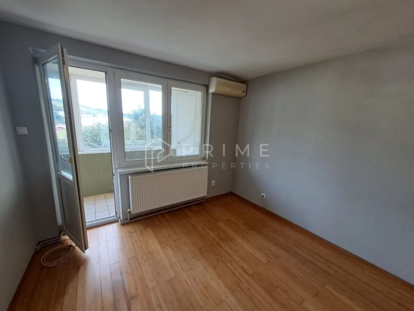 Apartament de închiriat în Tudor Târgu Mureș - Îți prezentăm spre închiriere un apartament cu 2 camere spațios, de 50 mp, situat la etajul 5 din 10, în cartierul Tudor.

Blocul este recent reabilitat termic, ceea ce se traduce prin costuri reduse la întreținere și un confort termic excelent pe tot parcursul anului.

Locuința poate fi închiriată mobilată (400 euro/lună) sau nemobilată (350 euro/lună), oferindu-ți flexibilitatea de a alege varianta care ți se potrivește cel mai bine.

Avantaje zonă:
- Stație de autobuz la doar câțiva pași
- În apropiere de școli, grădinițe, farmacii și supermarketuri
- Cartier liniștit, cu acces facil către principalele puncte de interes din oraș

Un apartament potrivit atât pentru persoane singure, cât și pentru cupluri care caută echilibrul între confort, eficiență și amplasare strategică.

La Prime Properties, fiecare tranzacție înseamnă mai mult decât o simplă achiziție – este un proces complet, în care colaborăm cu cei mai buni profesioniști: notari, avocați, evaluatori, specialiști în certificate energetice și consultanți de credite imobiliare.
Astfel, atunci când alegi o proprietate prin noi, primești la pachet siguranță, transparență și servicii impecabile pe tot parcursul drumului tău către casa ideală.

Ne dedicăm 100% fiecărui client, iar asta se reflectă în rezultate și în încrederea pe care o primim înapoi prin recomandările lor.
Această proprietate nu este exact ceea ce cauți?
Lasă-ne să îți găsim alternativa potrivită. Agentul tău Prime îți va oferi soluții avantajoase, adaptate stilului tău de viață.
Contactează-ne astăzi. Până acum nu am dezamăgit niciun client – și nu vom începe cu tine.
Comision: 50% din valoarea primei luni de chirie.