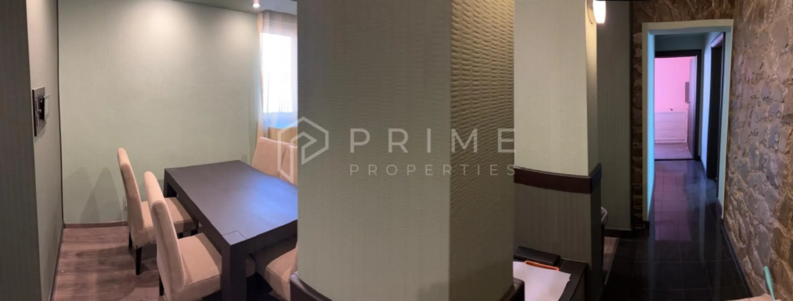 4 camere, 90 mp, finisaje premium – gata de locuit - Apartament premium 4 camere de vânzare – confort 1, 90 mp, complet renovat, totul nou
Apartament pentru pretențioși, finisaje premium, mobilat complet – nelocuit

Vă propunem spre vânzare un apartament de 4 camere, confort 1, situat la etajul 8/10 într-un bloc anvelopat, cu lift automat nou, însoțit de boxă la subsol. Apartamentul are 90 mp utili și a fost complet renovat și reconfigurat, cu investiții de peste 100.000 € în finisaje și mobilier.
Este un apartament premium, mobilat și utilat complet, cu dotări de top, nelocuit până în prezent.

Compartimentare:
Bucătărie mare + cămară
Cameră de zi
Zonă separată pentru dining
Hol generos
Dormitor matrimonial
Cameră copil / birou
Baie mare
Terasă de 6 mp, închisă și încălzită

Finisaje și dotări:
Finisaje premium (granit, travertin, materiale de calitate superioară)
Parchet premium în camere
Mobilă de bucătărie modernă, cu feronerie soft-close
Electrocasnice Franke (toate noi)
Centrală termică Bosch, controlabilă de pe telefon
Mașină de spălat Miele
Mobilier în camere din lemn masiv, realizat la comandă
Baie complet echipată, cu cadă și cabină de duș
Terasă închisă și încălzită – spațiu suplimentar util

Avantaje imobil:
Bloc anvelopat
Lift automat nou
Boxă la subsol
Etaj superior cu priveliște
Apartament complet nou, nelocuit
Locație excelentă:
Piață: 3 minute
Școală: 2 minute
Magazine: 2 minute
Supermarket: 5 minute

Preț: 175.000 Euro
📞 Pentru detalii suplimentare sau vizionare, vă invităm să ne contactați! 0732336104 Comision ZERO la cumparare!
Pentru clienții cumpărători, comisionul este 0%.
La Prime Properties, fiecare tranzacție înseamnă mai mult decât o simplă achiziție – este un proces complet, în care colaborăm cu cei mai buni profesioniști: notari, avocați, designeri, arhitecți, evaluatori, specialiști în certificate energetice, consultanți de credite imobiliare.
Astfel, atunci când alegi o proprietate prin noi, primești la pachet și siguranță, transparență și servicii impecabile pe tot parcursul drumului tău către casa ideală.
Ne dedicăm 100% fiecărui client, iar asta se reflectă în rezultate și în încrederea pe care o primim înapoi prin recomandările lor.
Proprietatea aceasta nu se potrivește exact nevoilor tale?
Lasă-ne să îți găsim alternativa potrivită. Agentul nostru îți va oferi soluții avantajoase și adaptate stilului tău de viață.
📞 Contactează-ne astăzi. Până acum nu am dezamăgit niciun client – și nu vom începe cu tine.