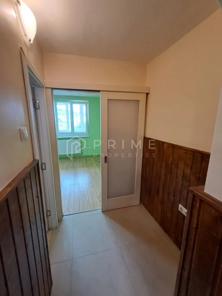 Apartament de închiriat în Tudor Târgu Mureș - Îți prezentăm spre închiriere un apartament cu 2 camere spațios, de 50 mp, situat la etajul 5 din 10, în cartierul Tudor.

Blocul este recent reabilitat termic, ceea ce se traduce prin costuri reduse la întreținere și un confort termic excelent pe tot parcursul anului.

Locuința poate fi închiriată mobilată (400 euro/lună) sau nemobilată (350 euro/lună), oferindu-ți flexibilitatea de a alege varianta care ți se potrivește cel mai bine.

Avantaje zonă:
- Stație de autobuz la doar câțiva pași
- În apropiere de școli, grădinițe, farmacii și supermarketuri
- Cartier liniștit, cu acces facil către principalele puncte de interes din oraș

Un apartament potrivit atât pentru persoane singure, cât și pentru cupluri care caută echilibrul între confort, eficiență și amplasare strategică.

La Prime Properties, fiecare tranzacție înseamnă mai mult decât o simplă achiziție – este un proces complet, în care colaborăm cu cei mai buni profesioniști: notari, avocați, evaluatori, specialiști în certificate energetice și consultanți de credite imobiliare.
Astfel, atunci când alegi o proprietate prin noi, primești la pachet siguranță, transparență și servicii impecabile pe tot parcursul drumului tău către casa ideală.

Ne dedicăm 100% fiecărui client, iar asta se reflectă în rezultate și în încrederea pe care o primim înapoi prin recomandările lor.
Această proprietate nu este exact ceea ce cauți?
Lasă-ne să îți găsim alternativa potrivită. Agentul tău Prime îți va oferi soluții avantajoase, adaptate stilului tău de viață.
Contactează-ne astăzi. Până acum nu am dezamăgit niciun client – și nu vom începe cu tine.
Comision: 50% din valoarea primei luni de chirie.