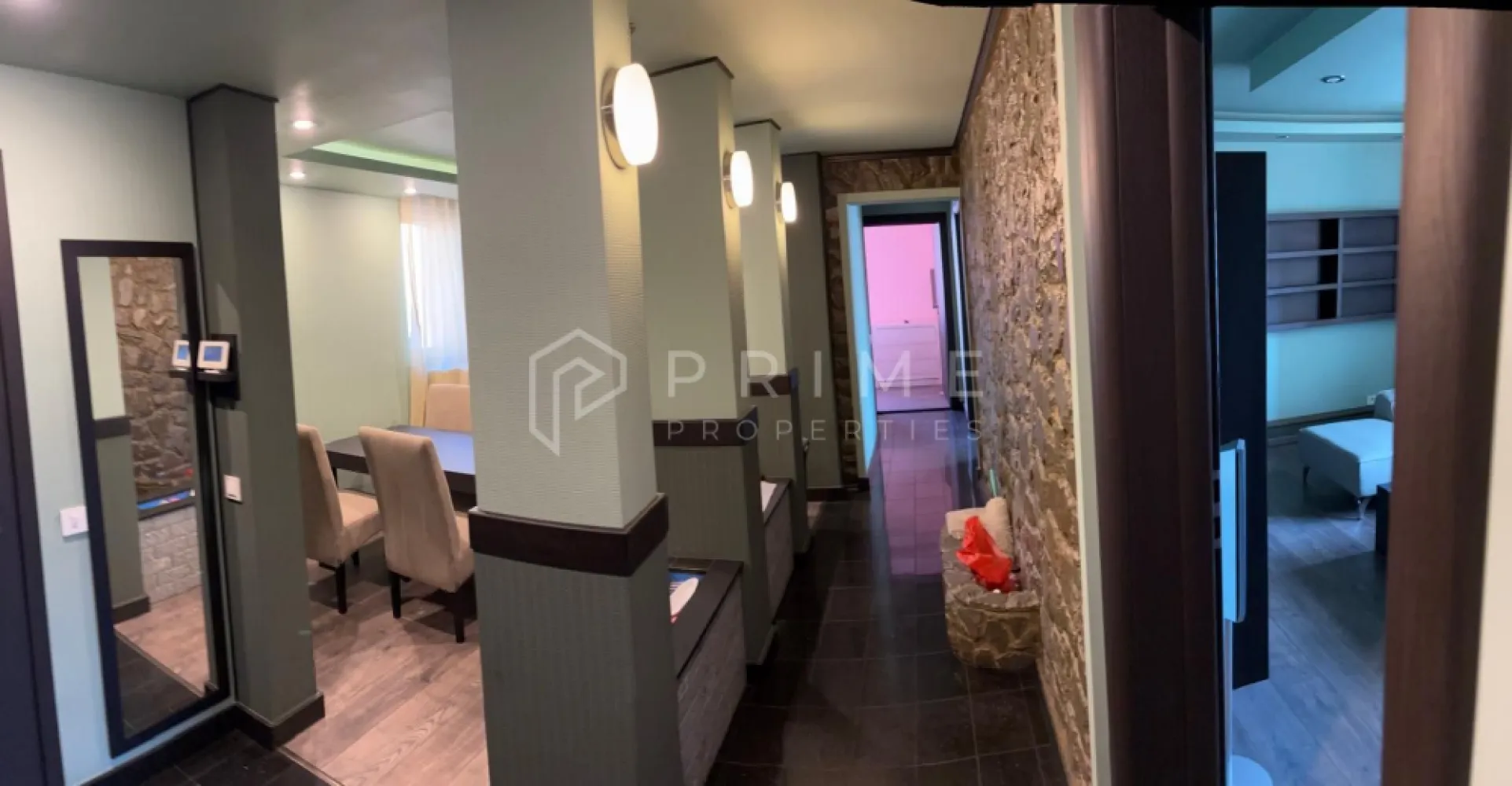 4 camere, 90 mp, finisaje premium – gata de locuit - Apartament premium 4 camere de vânzare – confort 1, 90 mp, complet renovat, totul nou
Apartament pentru pretențioși, finisaje premium, mobilat complet – nelocuit

Vă propunem spre vânzare un apartament de 4 camere, confort 1, situat la etajul 8/10 într-un bloc anvelopat, cu lift automat nou, însoțit de boxă la subsol. Apartamentul are 90 mp utili și a fost complet renovat și reconfigurat, cu investiții de peste 100.000 € în finisaje și mobilier.
Este un apartament premium, mobilat și utilat complet, cu dotări de top, nelocuit până în prezent.

Compartimentare:
Bucătărie mare + cămară
Cameră de zi
Zonă separată pentru dining
Hol generos
Dormitor matrimonial
Cameră copil / birou
Baie mare
Terasă de 6 mp, închisă și încălzită

Finisaje și dotări:
Finisaje premium (granit, travertin, materiale de calitate superioară)
Parchet premium în camere
Mobilă de bucătărie modernă, cu feronerie soft-close
Electrocasnice Franke (toate noi)
Centrală termică Bosch, controlabilă de pe telefon
Mașină de spălat Miele
Mobilier în camere din lemn masiv, realizat la comandă
Baie complet echipată, cu cadă și cabină de duș
Terasă închisă și încălzită – spațiu suplimentar util

Avantaje imobil:
Bloc anvelopat
Lift automat nou
Boxă la subsol
Etaj superior cu priveliște
Apartament complet nou, nelocuit
Locație excelentă:
Piață: 3 minute
Școală: 2 minute
Magazine: 2 minute
Supermarket: 5 minute

Preț: 175.000 Euro
📞 Pentru detalii suplimentare sau vizionare, vă invităm să ne contactați! 0732336104 Comision ZERO la cumparare!
Pentru clienții cumpărători, comisionul este 0%.
La Prime Properties, fiecare tranzacție înseamnă mai mult decât o simplă achiziție – este un proces complet, în care colaborăm cu cei mai buni profesioniști: notari, avocați, designeri, arhitecți, evaluatori, specialiști în certificate energetice, consultanți de credite imobiliare.
Astfel, atunci când alegi o proprietate prin noi, primești la pachet și siguranță, transparență și servicii impecabile pe tot parcursul drumului tău către casa ideală.
Ne dedicăm 100% fiecărui client, iar asta se reflectă în rezultate și în încrederea pe care o primim înapoi prin recomandările lor.
Proprietatea aceasta nu se potrivește exact nevoilor tale?
Lasă-ne să îți găsim alternativa potrivită. Agentul nostru îți va oferi soluții avantajoase și adaptate stilului tău de viață.
📞 Contactează-ne astăzi. Până acum nu am dezamăgit niciun client – și nu vom începe cu tine.