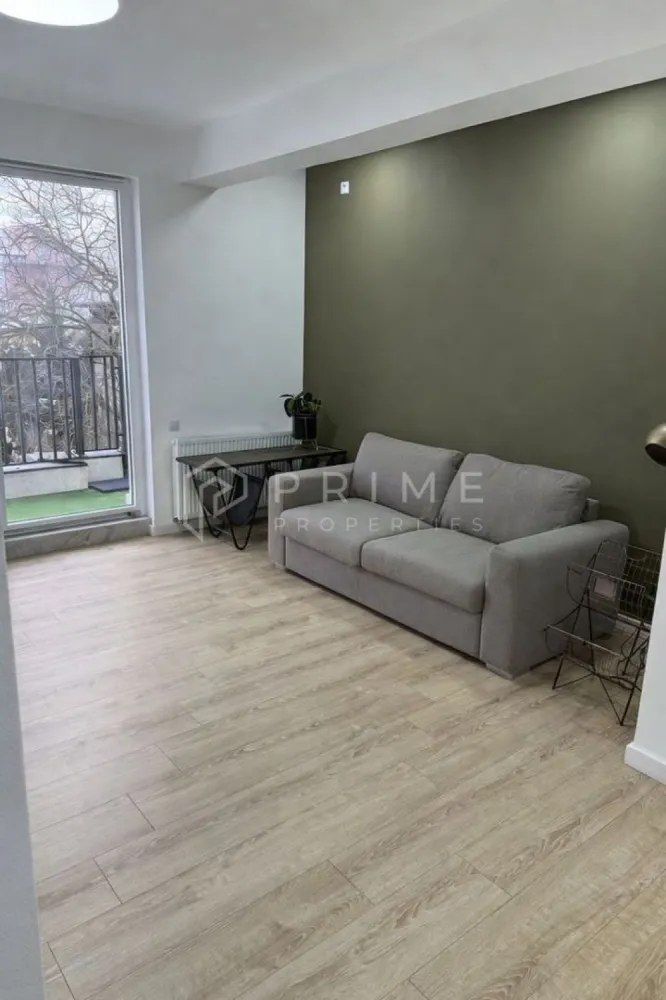 Apartament 3 camere cu terase – ultim etaj – zona str. Papiu Ilarian - Vă propunem spre vânzare un apartament cu 3 camere, situat la etajul 2 din 2 al unui imobil cu regim redus de înălțime, amplasat în zona str. Papiu Ilarian – Liceul Economic, o locație bine cotată, cu acces facil către punctele de interes ale orașului.

Compartimentare eficientă:
- living cu bucătărie open-space
- 2 dormitoare
- dressing
- 2 băi (una cu cadă, una cu duș)
- 2 terase

Un atu important al proprietății îl reprezintă faptul că toate camerele au acces direct pe terasă, beneficiind de lumină naturală și un plus de confort.

Detalii tehnice:
- Suprafață utilă: 62 mp
- Etaj: 2 din 2 (ultimul etaj)
- Imobil: regim mic de înălțime, 8 apartamente
- Doar 2 apartamente pe ultimul etaj
Bucătăria și băile sunt complet utilate, apartamentul fiind potrivit atât pentru locuire, cât și pentru investiție.

La Prime Properties, fiecare tranzacție înseamnă mai mult decât o simplă achiziție – este un proces complet, în care colaborăm cu cei mai buni profesioniști: notari, avocați, designeri, arhitecți, evaluatori, specialiști în certificate energetice, consultanți de credite imobiliare.
Astfel, atunci când alegi o proprietate prin noi, primești la pachet și siguranță, transparență și servicii impecabile pe tot parcursul drumului tău către casa ideală.

Ne dedicăm 100% fiecărui client, iar asta se reflectă în rezultate și în încrederea pe care o primim înapoi prin recomandările lor.
Proprietatea aceasta nu se potrivește exact nevoilor tale?

Lasă-ne să îți găsim alternativa potrivită. Agentul nostru îți va oferi soluții avantajoase și adaptate stilului tău de viață.
📞 Contactează-ne astăzi. Până acum nu am dezamăgit niciun client – și nu vom începe cu tine.
Comision 0% pentru cumpărători