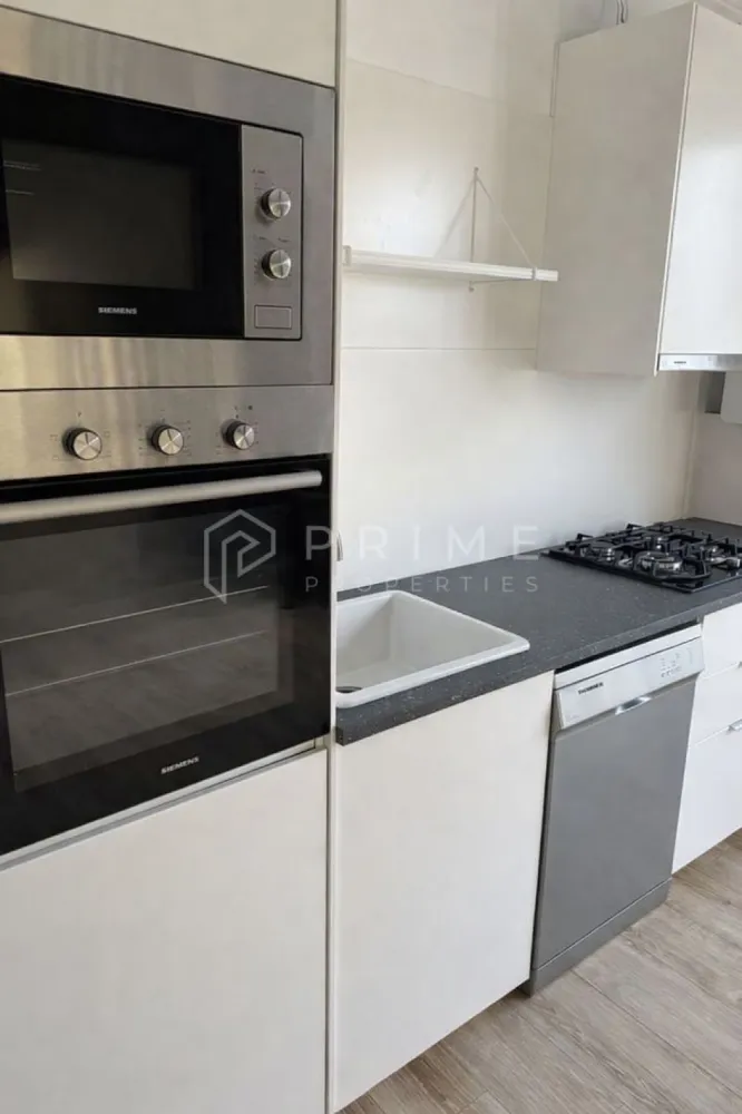 Apartament 3 camere cu terase – ultim etaj – zona str. Papiu Ilarian - Vă propunem spre vânzare un apartament cu 3 camere, situat la etajul 2 din 2 al unui imobil cu regim redus de înălțime, amplasat în zona str. Papiu Ilarian – Liceul Economic, o locație bine cotată, cu acces facil către punctele de interes ale orașului.

Compartimentare eficientă:
- living cu bucătărie open-space
- 2 dormitoare
- dressing
- 2 băi (una cu cadă, una cu duș)
- 2 terase

Un atu important al proprietății îl reprezintă faptul că toate camerele au acces direct pe terasă, beneficiind de lumină naturală și un plus de confort.

Detalii tehnice:
- Suprafață utilă: 62 mp
- Etaj: 2 din 2 (ultimul etaj)
- Imobil: regim mic de înălțime, 8 apartamente
- Doar 2 apartamente pe ultimul etaj
Bucătăria și băile sunt complet utilate, apartamentul fiind potrivit atât pentru locuire, cât și pentru investiție.

La Prime Properties, fiecare tranzacție înseamnă mai mult decât o simplă achiziție – este un proces complet, în care colaborăm cu cei mai buni profesioniști: notari, avocați, designeri, arhitecți, evaluatori, specialiști în certificate energetice, consultanți de credite imobiliare.
Astfel, atunci când alegi o proprietate prin noi, primești la pachet și siguranță, transparență și servicii impecabile pe tot parcursul drumului tău către casa ideală.

Ne dedicăm 100% fiecărui client, iar asta se reflectă în rezultate și în încrederea pe care o primim înapoi prin recomandările lor.
Proprietatea aceasta nu se potrivește exact nevoilor tale?

Lasă-ne să îți găsim alternativa potrivită. Agentul nostru îți va oferi soluții avantajoase și adaptate stilului tău de viață.
📞 Contactează-ne astăzi. Până acum nu am dezamăgit niciun client – și nu vom începe cu tine.
Comision 0% pentru cumpărători