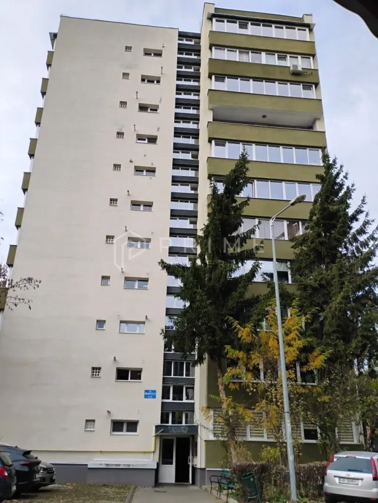 Apartament de închiriat în Tudor Târgu Mureș - Îți prezentăm spre închiriere un apartament cu 2 camere spațios, de 50 mp, situat la etajul 5 din 10, în cartierul Tudor.

Blocul este recent reabilitat termic, ceea ce se traduce prin costuri reduse la întreținere și un confort termic excelent pe tot parcursul anului.

Locuința poate fi închiriată mobilată (400 euro/lună) sau nemobilată (350 euro/lună), oferindu-ți flexibilitatea de a alege varianta care ți se potrivește cel mai bine.

Avantaje zonă:
- Stație de autobuz la doar câțiva pași
- În apropiere de școli, grădinițe, farmacii și supermarketuri
- Cartier liniștit, cu acces facil către principalele puncte de interes din oraș

Un apartament potrivit atât pentru persoane singure, cât și pentru cupluri care caută echilibrul între confort, eficiență și amplasare strategică.

La Prime Properties, fiecare tranzacție înseamnă mai mult decât o simplă achiziție – este un proces complet, în care colaborăm cu cei mai buni profesioniști: notari, avocați, evaluatori, specialiști în certificate energetice și consultanți de credite imobiliare.
Astfel, atunci când alegi o proprietate prin noi, primești la pachet siguranță, transparență și servicii impecabile pe tot parcursul drumului tău către casa ideală.

Ne dedicăm 100% fiecărui client, iar asta se reflectă în rezultate și în încrederea pe care o primim înapoi prin recomandările lor.
Această proprietate nu este exact ceea ce cauți?
Lasă-ne să îți găsim alternativa potrivită. Agentul tău Prime îți va oferi soluții avantajoase, adaptate stilului tău de viață.
Contactează-ne astăzi. Până acum nu am dezamăgit niciun client – și nu vom începe cu tine.
Comision: 50% din valoarea primei luni de chirie.