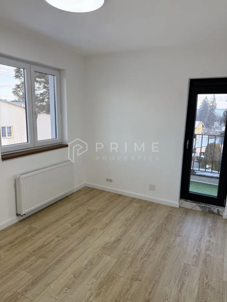 Apartament 3 camere cu terase – ultim etaj – zona str. Papiu Ilarian - Vă propunem spre vânzare un apartament cu 3 camere, situat la etajul 2 din 2 al unui imobil cu regim redus de înălțime, amplasat în zona str. Papiu Ilarian – Liceul Economic, o locație bine cotată, cu acces facil către punctele de interes ale orașului.

Compartimentare eficientă:
- living cu bucătărie open-space
- 2 dormitoare
- dressing
- 2 băi (una cu cadă, una cu duș)
- 2 terase

Un atu important al proprietății îl reprezintă faptul că toate camerele au acces direct pe terasă, beneficiind de lumină naturală și un plus de confort.

Detalii tehnice:
- Suprafață utilă: 62 mp
- Etaj: 2 din 2 (ultimul etaj)
- Imobil: regim mic de înălțime, 8 apartamente
- Doar 2 apartamente pe ultimul etaj
Bucătăria și băile sunt complet utilate, apartamentul fiind potrivit atât pentru locuire, cât și pentru investiție.

La Prime Properties, fiecare tranzacție înseamnă mai mult decât o simplă achiziție – este un proces complet, în care colaborăm cu cei mai buni profesioniști: notari, avocați, designeri, arhitecți, evaluatori, specialiști în certificate energetice, consultanți de credite imobiliare.
Astfel, atunci când alegi o proprietate prin noi, primești la pachet și siguranță, transparență și servicii impecabile pe tot parcursul drumului tău către casa ideală.

Ne dedicăm 100% fiecărui client, iar asta se reflectă în rezultate și în încrederea pe care o primim înapoi prin recomandările lor.
Proprietatea aceasta nu se potrivește exact nevoilor tale?

Lasă-ne să îți găsim alternativa potrivită. Agentul nostru îți va oferi soluții avantajoase și adaptate stilului tău de viață.
📞 Contactează-ne astăzi. Până acum nu am dezamăgit niciun client – și nu vom începe cu tine.
Comision 0% pentru cumpărători