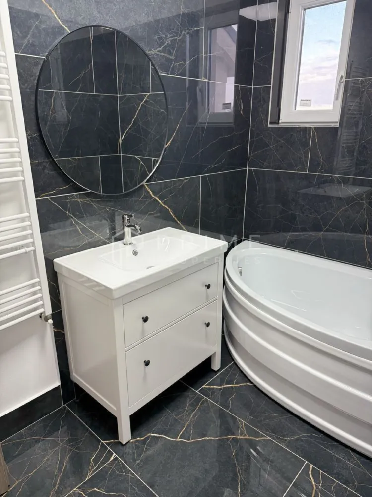 Apartament 3 camere cu terase – ultim etaj – zona str. Papiu Ilarian - Vă propunem spre vânzare un apartament cu 3 camere, situat la etajul 2 din 2 al unui imobil cu regim redus de înălțime, amplasat în zona str. Papiu Ilarian – Liceul Economic, o locație bine cotată, cu acces facil către punctele de interes ale orașului.

Compartimentare eficientă:
- living cu bucătărie open-space
- 2 dormitoare
- dressing
- 2 băi (una cu cadă, una cu duș)
- 2 terase

Un atu important al proprietății îl reprezintă faptul că toate camerele au acces direct pe terasă, beneficiind de lumină naturală și un plus de confort.

Detalii tehnice:
- Suprafață utilă: 62 mp
- Etaj: 2 din 2 (ultimul etaj)
- Imobil: regim mic de înălțime, 8 apartamente
- Doar 2 apartamente pe ultimul etaj
Bucătăria și băile sunt complet utilate, apartamentul fiind potrivit atât pentru locuire, cât și pentru investiție.

La Prime Properties, fiecare tranzacție înseamnă mai mult decât o simplă achiziție – este un proces complet, în care colaborăm cu cei mai buni profesioniști: notari, avocați, designeri, arhitecți, evaluatori, specialiști în certificate energetice, consultanți de credite imobiliare.
Astfel, atunci când alegi o proprietate prin noi, primești la pachet și siguranță, transparență și servicii impecabile pe tot parcursul drumului tău către casa ideală.

Ne dedicăm 100% fiecărui client, iar asta se reflectă în rezultate și în încrederea pe care o primim înapoi prin recomandările lor.
Proprietatea aceasta nu se potrivește exact nevoilor tale?

Lasă-ne să îți găsim alternativa potrivită. Agentul nostru îți va oferi soluții avantajoase și adaptate stilului tău de viață.
📞 Contactează-ne astăzi. Până acum nu am dezamăgit niciun client – și nu vom începe cu tine.
Comision 0% pentru cumpărători