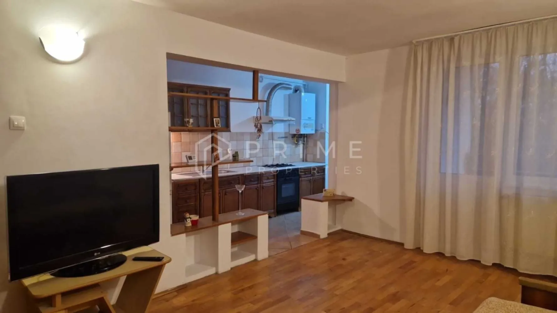 Apartament 3 camere – proaspăt renovat – zona 7 Noiembrie - Te invit să descoperi un apartament de 3 camere spațios și bine întreținut, situat în căutata zonă 7 Noiembrie. Locuința se află la etajul 3/3 al unui bloc liniștit, recent zugrăvit și pregătit pentru a primi un nou chiriaș.

Caracteristici principale:
- Compartimentare foarte bună, camere luminoase
- Living + 2 dormitoare complet mobilate
- 2 băi
- Balcon cu vedere plăcută
- Mobilier clasic, bine întreținut
- Bucătărie utilată complet

Apartament curat, îngrijit și gata de mutare
Avantaje & localizare:
- La câteva minute de UMF Târgu Mureș și Spitalul Județean
- Acces rapid la mijloace de transport, magazine, farmacii și alte facilități
- Zonă liniștită și sigură, ideală pentru studenți sau cadre medicale
Opțional:
Garaj + pivniță la parterul blocului

La Prime Properties, fiecare tranzacție înseamnă mai mult decât o simplă achiziție – este un proces complet, în care colaborăm cu cei mai buni profesioniști: notari, avocați, evaluatori, specialiști în certificate energetice și consultanți de credite imobiliare.
Astfel, atunci când alegi o proprietate prin noi, primești la pachet siguranță, transparență și servicii impecabile pe tot parcursul drumului tău către casa ideală.

Ne dedicăm 100% fiecărui client, iar asta se reflectă în rezultate și în încrederea pe care o primim înapoi prin recomandările lor.
Această proprietate nu este exact ceea ce cauți?
Lasă-ne să îți găsim alternativa potrivită. Agentul tău Prime îți va oferi soluții avantajoase, adaptate stilului tău de viață.
Contactează-ne astăzi. Până acum nu am dezamăgit niciun client – și nu vom începe cu tine.
Comision: 50% din valoarea primei luni de chirie.