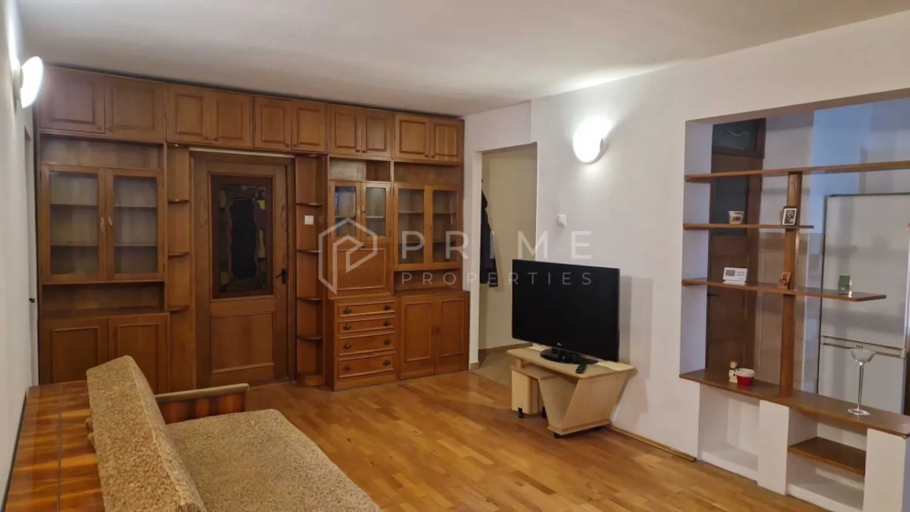 Apartament 3 camere – proaspăt renovat – zona 7 Noiembrie - Te invit să descoperi un apartament de 3 camere spațios și bine întreținut, situat în căutata zonă 7 Noiembrie. Locuința se află la etajul 3/3 al unui bloc liniștit, recent zugrăvit și pregătit pentru a primi un nou chiriaș.

Caracteristici principale:
- Compartimentare foarte bună, camere luminoase
- Living + 2 dormitoare complet mobilate
- 2 băi
- Balcon cu vedere plăcută
- Mobilier clasic, bine întreținut
- Bucătărie utilată complet

Apartament curat, îngrijit și gata de mutare
Avantaje & localizare:
- La câteva minute de UMF Târgu Mureș și Spitalul Județean
- Acces rapid la mijloace de transport, magazine, farmacii și alte facilități
- Zonă liniștită și sigură, ideală pentru studenți sau cadre medicale
Opțional:
Garaj + pivniță la parterul blocului

La Prime Properties, fiecare tranzacție înseamnă mai mult decât o simplă achiziție – este un proces complet, în care colaborăm cu cei mai buni profesioniști: notari, avocați, evaluatori, specialiști în certificate energetice și consultanți de credite imobiliare.
Astfel, atunci când alegi o proprietate prin noi, primești la pachet siguranță, transparență și servicii impecabile pe tot parcursul drumului tău către casa ideală.

Ne dedicăm 100% fiecărui client, iar asta se reflectă în rezultate și în încrederea pe care o primim înapoi prin recomandările lor.
Această proprietate nu este exact ceea ce cauți?
Lasă-ne să îți găsim alternativa potrivită. Agentul tău Prime îți va oferi soluții avantajoase, adaptate stilului tău de viață.
Contactează-ne astăzi. Până acum nu am dezamăgit niciun client – și nu vom începe cu tine.
Comision: 50% din valoarea primei luni de chirie.