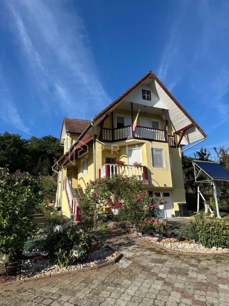 Casă spațioasă de vânzare – Corunca, zona Vatman - Vă propunem spre vânzare o casă spațioasă și bine compartimentată, situată într-o zonă liniștită și apreciată din Corunca – Vatman, ideală pentru o familie care își dorește confort, intimitate și un stil de viață relaxat, aproape de natură și totuși la câteva minute de Târgu Mureș.

Caracteristici principale
Suprafață teren: 1.137 mp
Suprafață utilă casă: 219 mp
Sisteme de încălzire: 2 centrale — centrală pe lemne + centrală pe gaz, pentru eficiență și flexibilitate
Construcție solidă, spații generoase și luminoase
Zonă aerisită, liniștită, cu acces facil

Compartimentare
Subsol:
- 4 încăperi multifuncționale
- Cameră tehnică
Parter:
- Living generos și luminos
- Bucătărie + cămară
- Baie
- Casă scării
Etaj:
- 3 dormitoare spațioase
- Baie
- 2 balcoane cu vedere deschisă

Teren generos cu multiple posibilități
Proprietatea beneficiază de un teren amplu, ideal pentru:
- grădină, seră sau livadă
- zonă de relaxare
- loc de joacă pentru copii
- amenajări personalizate în funcție de stilul de viață al noilor proprietari

Avantaje
- Locație excelentă, poziționare intimă și liniștită
- Aer curat, priveliști frumoase
- Spațiu generos, bine compartimentat

Ideală pentru o familie care își dorește mai multă intimitate și confort.

La Prime Properties, fiecare tranzacție înseamnă mai mult decât o simplă achiziție – este un proces complet, în care colaborăm cu cei mai buni profesioniști: notari, avocați, designeri, arhitecți, evaluatori, specialiști în certificate energetice, consultanți de credite imobiliare.
Astfel, atunci când alegi o proprietate prin noi, primești la pachet și siguranță, transparență și servicii impecabile pe tot parcursul drumului tău către casa ideală.

Ne dedicăm 100% fiecărui client, iar asta se reflectă în rezultate și în încrederea pe care o primim înapoi prin recomandările lor.
Proprietatea aceasta nu se potrivește exact nevoilor tale?

Lasă-ne să îți găsim alternativa potrivită. Agentul nostru îți va oferi soluții avantajoase și adaptate stilului tău de viață.
📞 Contactează-ne astăzi. Până acum nu am dezamăgit niciun client – și nu vom începe cu tine.
Comision 0% pentru cumpărători