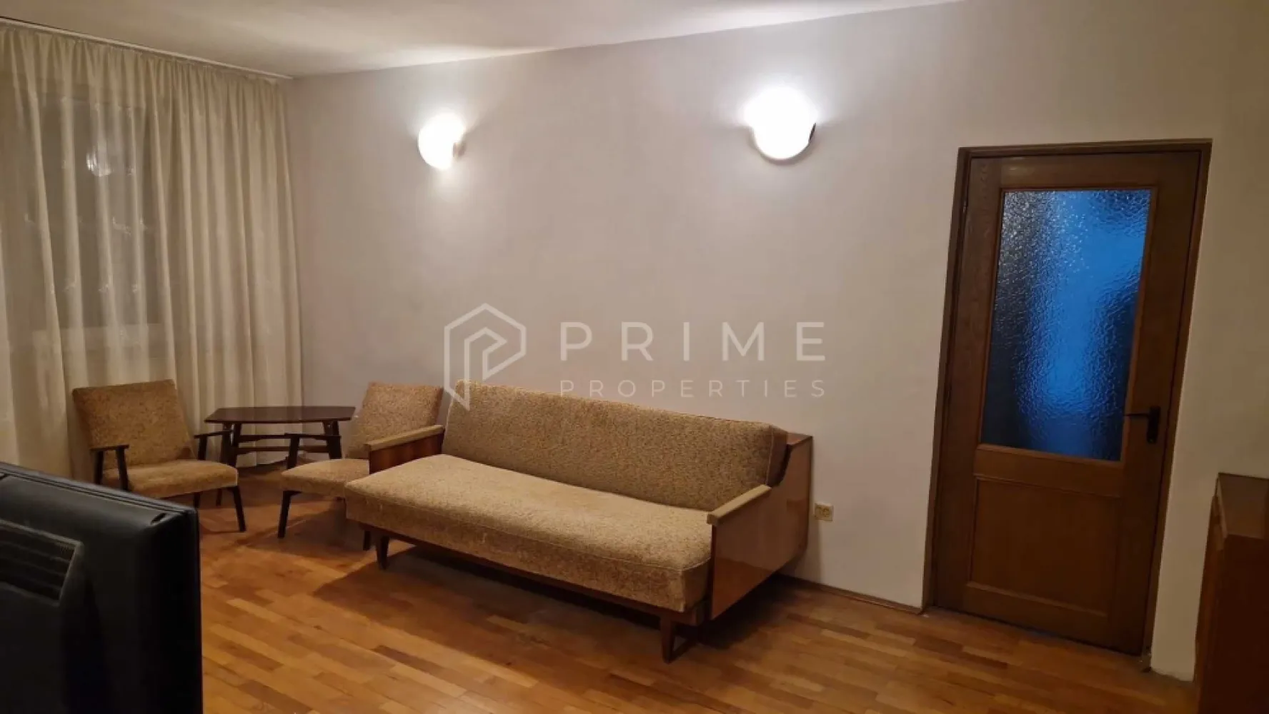 Apartament 3 camere – proaspăt renovat – zona 7 Noiembrie - Te invit să descoperi un apartament de 3 camere spațios și bine întreținut, situat în căutata zonă 7 Noiembrie. Locuința se află la etajul 3/3 al unui bloc liniștit, recent zugrăvit și pregătit pentru a primi un nou chiriaș.

Caracteristici principale:
- Compartimentare foarte bună, camere luminoase
- Living + 2 dormitoare complet mobilate
- 2 băi
- Balcon cu vedere plăcută
- Mobilier clasic, bine întreținut
- Bucătărie utilată complet

Apartament curat, îngrijit și gata de mutare
Avantaje & localizare:
- La câteva minute de UMF Târgu Mureș și Spitalul Județean
- Acces rapid la mijloace de transport, magazine, farmacii și alte facilități
- Zonă liniștită și sigură, ideală pentru studenți sau cadre medicale
Opțional:
Garaj + pivniță la parterul blocului

La Prime Properties, fiecare tranzacție înseamnă mai mult decât o simplă achiziție – este un proces complet, în care colaborăm cu cei mai buni profesioniști: notari, avocați, evaluatori, specialiști în certificate energetice și consultanți de credite imobiliare.
Astfel, atunci când alegi o proprietate prin noi, primești la pachet siguranță, transparență și servicii impecabile pe tot parcursul drumului tău către casa ideală.

Ne dedicăm 100% fiecărui client, iar asta se reflectă în rezultate și în încrederea pe care o primim înapoi prin recomandările lor.
Această proprietate nu este exact ceea ce cauți?
Lasă-ne să îți găsim alternativa potrivită. Agentul tău Prime îți va oferi soluții avantajoase, adaptate stilului tău de viață.
Contactează-ne astăzi. Până acum nu am dezamăgit niciun client – și nu vom începe cu tine.
Comision: 50% din valoarea primei luni de chirie.