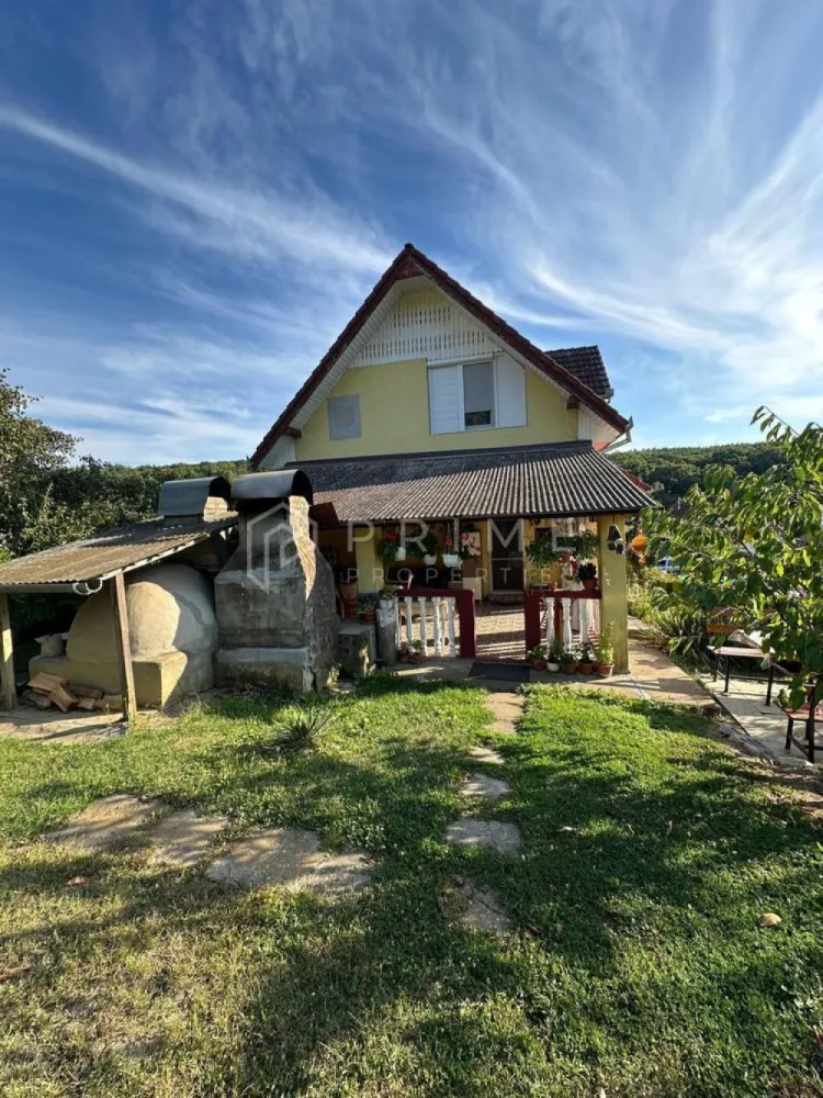 Casă spațioasă de vânzare – Corunca, zona Vatman - Vă propunem spre vânzare o casă spațioasă și bine compartimentată, situată într-o zonă liniștită și apreciată din Corunca – Vatman, ideală pentru o familie care își dorește confort, intimitate și un stil de viață relaxat, aproape de natură și totuși la câteva minute de Târgu Mureș.

Caracteristici principale
Suprafață teren: 1.137 mp
Suprafață utilă casă: 219 mp
Sisteme de încălzire: 2 centrale — centrală pe lemne + centrală pe gaz, pentru eficiență și flexibilitate
Construcție solidă, spații generoase și luminoase
Zonă aerisită, liniștită, cu acces facil

Compartimentare
Subsol:
- 4 încăperi multifuncționale
- Cameră tehnică
Parter:
- Living generos și luminos
- Bucătărie + cămară
- Baie
- Casă scării
Etaj:
- 3 dormitoare spațioase
- Baie
- 2 balcoane cu vedere deschisă

Teren generos cu multiple posibilități
Proprietatea beneficiază de un teren amplu, ideal pentru:
- grădină, seră sau livadă
- zonă de relaxare
- loc de joacă pentru copii
- amenajări personalizate în funcție de stilul de viață al noilor proprietari

Avantaje
- Locație excelentă, poziționare intimă și liniștită
- Aer curat, priveliști frumoase
- Spațiu generos, bine compartimentat

Ideală pentru o familie care își dorește mai multă intimitate și confort.

La Prime Properties, fiecare tranzacție înseamnă mai mult decât o simplă achiziție – este un proces complet, în care colaborăm cu cei mai buni profesioniști: notari, avocați, designeri, arhitecți, evaluatori, specialiști în certificate energetice, consultanți de credite imobiliare.
Astfel, atunci când alegi o proprietate prin noi, primești la pachet și siguranță, transparență și servicii impecabile pe tot parcursul drumului tău către casa ideală.

Ne dedicăm 100% fiecărui client, iar asta se reflectă în rezultate și în încrederea pe care o primim înapoi prin recomandările lor.
Proprietatea aceasta nu se potrivește exact nevoilor tale?

Lasă-ne să îți găsim alternativa potrivită. Agentul nostru îți va oferi soluții avantajoase și adaptate stilului tău de viață.
📞 Contactează-ne astăzi. Până acum nu am dezamăgit niciun client – și nu vom începe cu tine.
Comision 0% pentru cumpărători