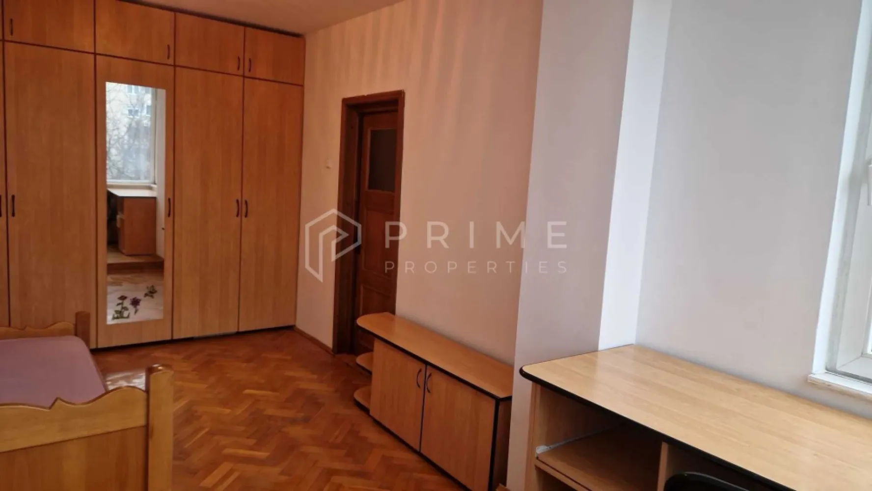 Apartament 3 camere – proaspăt renovat – zona 7 Noiembrie - Te invit să descoperi un apartament de 3 camere spațios și bine întreținut, situat în căutata zonă 7 Noiembrie. Locuința se află la etajul 3/3 al unui bloc liniștit, recent zugrăvit și pregătit pentru a primi un nou chiriaș.

Caracteristici principale:
- Compartimentare foarte bună, camere luminoase
- Living + 2 dormitoare complet mobilate
- 2 băi
- Balcon cu vedere plăcută
- Mobilier clasic, bine întreținut
- Bucătărie utilată complet

Apartament curat, îngrijit și gata de mutare
Avantaje & localizare:
- La câteva minute de UMF Târgu Mureș și Spitalul Județean
- Acces rapid la mijloace de transport, magazine, farmacii și alte facilități
- Zonă liniștită și sigură, ideală pentru studenți sau cadre medicale
Opțional:
Garaj + pivniță la parterul blocului

La Prime Properties, fiecare tranzacție înseamnă mai mult decât o simplă achiziție – este un proces complet, în care colaborăm cu cei mai buni profesioniști: notari, avocați, evaluatori, specialiști în certificate energetice și consultanți de credite imobiliare.
Astfel, atunci când alegi o proprietate prin noi, primești la pachet siguranță, transparență și servicii impecabile pe tot parcursul drumului tău către casa ideală.

Ne dedicăm 100% fiecărui client, iar asta se reflectă în rezultate și în încrederea pe care o primim înapoi prin recomandările lor.
Această proprietate nu este exact ceea ce cauți?
Lasă-ne să îți găsim alternativa potrivită. Agentul tău Prime îți va oferi soluții avantajoase, adaptate stilului tău de viață.
Contactează-ne astăzi. Până acum nu am dezamăgit niciun client – și nu vom începe cu tine.
Comision: 50% din valoarea primei luni de chirie.