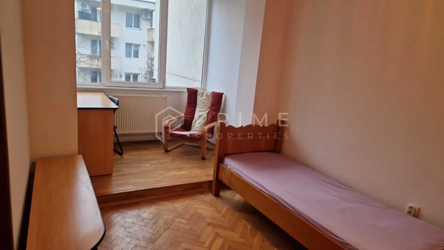 Apartament 3 camere – proaspăt renovat – zona 7 Noiembrie - Te invit să descoperi un apartament de 3 camere spațios și bine întreținut, situat în căutata zonă 7 Noiembrie. Locuința se află la etajul 3/3 al unui bloc liniștit, recent zugrăvit și pregătit pentru a primi un nou chiriaș.

Caracteristici principale:
- Compartimentare foarte bună, camere luminoase
- Living + 2 dormitoare complet mobilate
- 2 băi
- Balcon cu vedere plăcută
- Mobilier clasic, bine întreținut
- Bucătărie utilată complet

Apartament curat, îngrijit și gata de mutare
Avantaje & localizare:
- La câteva minute de UMF Târgu Mureș și Spitalul Județean
- Acces rapid la mijloace de transport, magazine, farmacii și alte facilități
- Zonă liniștită și sigură, ideală pentru studenți sau cadre medicale
Opțional:
Garaj + pivniță la parterul blocului

La Prime Properties, fiecare tranzacție înseamnă mai mult decât o simplă achiziție – este un proces complet, în care colaborăm cu cei mai buni profesioniști: notari, avocați, evaluatori, specialiști în certificate energetice și consultanți de credite imobiliare.
Astfel, atunci când alegi o proprietate prin noi, primești la pachet siguranță, transparență și servicii impecabile pe tot parcursul drumului tău către casa ideală.

Ne dedicăm 100% fiecărui client, iar asta se reflectă în rezultate și în încrederea pe care o primim înapoi prin recomandările lor.
Această proprietate nu este exact ceea ce cauți?
Lasă-ne să îți găsim alternativa potrivită. Agentul tău Prime îți va oferi soluții avantajoase, adaptate stilului tău de viață.
Contactează-ne astăzi. Până acum nu am dezamăgit niciun client – și nu vom începe cu tine.
Comision: 50% din valoarea primei luni de chirie.