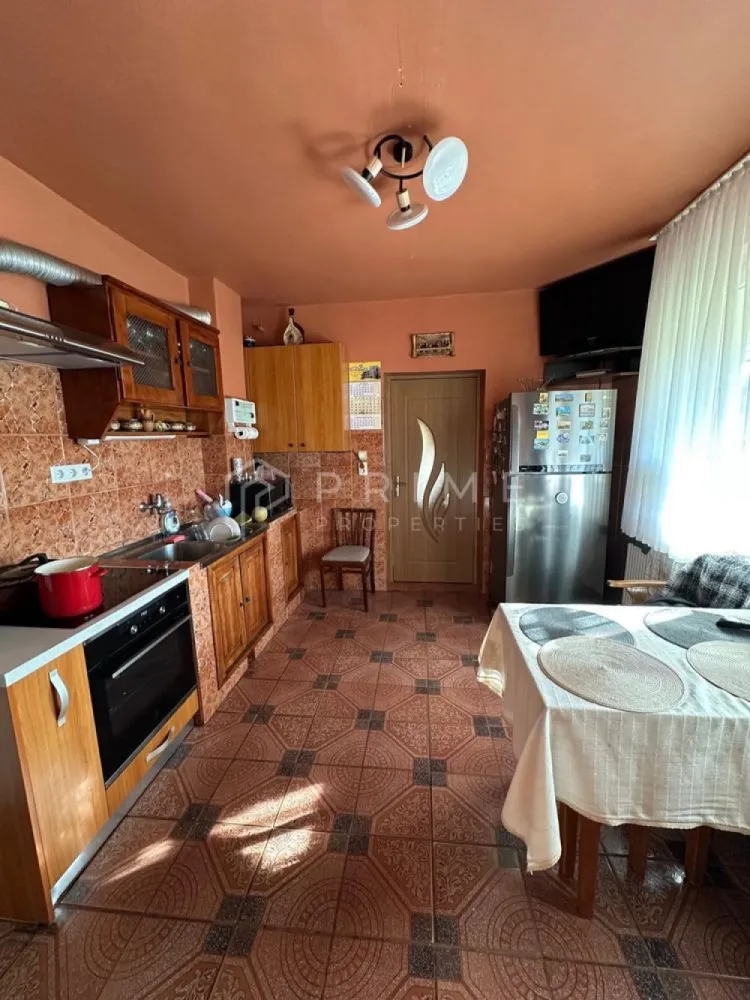Casă spațioasă de vânzare – Corunca, zona Vatman - Vă propunem spre vânzare o casă spațioasă și bine compartimentată, situată într-o zonă liniștită și apreciată din Corunca – Vatman, ideală pentru o familie care își dorește confort, intimitate și un stil de viață relaxat, aproape de natură și totuși la câteva minute de Târgu Mureș.

Caracteristici principale
Suprafață teren: 1.137 mp
Suprafață utilă casă: 219 mp
Sisteme de încălzire: 2 centrale — centrală pe lemne + centrală pe gaz, pentru eficiență și flexibilitate
Construcție solidă, spații generoase și luminoase
Zonă aerisită, liniștită, cu acces facil

Compartimentare
Subsol:
- 4 încăperi multifuncționale
- Cameră tehnică
Parter:
- Living generos și luminos
- Bucătărie + cămară
- Baie
- Casă scării
Etaj:
- 3 dormitoare spațioase
- Baie
- 2 balcoane cu vedere deschisă

Teren generos cu multiple posibilități
Proprietatea beneficiază de un teren amplu, ideal pentru:
- grădină, seră sau livadă
- zonă de relaxare
- loc de joacă pentru copii
- amenajări personalizate în funcție de stilul de viață al noilor proprietari

Avantaje
- Locație excelentă, poziționare intimă și liniștită
- Aer curat, priveliști frumoase
- Spațiu generos, bine compartimentat

Ideală pentru o familie care își dorește mai multă intimitate și confort.

La Prime Properties, fiecare tranzacție înseamnă mai mult decât o simplă achiziție – este un proces complet, în care colaborăm cu cei mai buni profesioniști: notari, avocați, designeri, arhitecți, evaluatori, specialiști în certificate energetice, consultanți de credite imobiliare.
Astfel, atunci când alegi o proprietate prin noi, primești la pachet și siguranță, transparență și servicii impecabile pe tot parcursul drumului tău către casa ideală.

Ne dedicăm 100% fiecărui client, iar asta se reflectă în rezultate și în încrederea pe care o primim înapoi prin recomandările lor.
Proprietatea aceasta nu se potrivește exact nevoilor tale?

Lasă-ne să îți găsim alternativa potrivită. Agentul nostru îți va oferi soluții avantajoase și adaptate stilului tău de viață.
📞 Contactează-ne astăzi. Până acum nu am dezamăgit niciun client – și nu vom începe cu tine.
Comision 0% pentru cumpărători