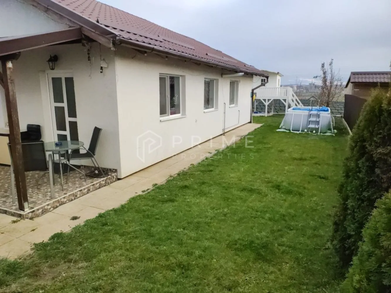 Casă superbă, pe un singur nivel – complet mobilată și utilată – Nazna - Vă propunem spre vânzare o proprietate deosebită, situată într-una dintre cele mai apreciate zone rezidențiale din proximitatea Târgu Mureșului – Nazna, comuna Sâncraiu de Mureș. Este o locuință pregătită pentru a fi ocupată imediat, ideală pentru familii care își doresc liniște, siguranță și confort, fără compromisuri.

Caracteristici generale:

Suprafață casă: 100 mp
Teren: 500 mp
Regim: parter – locuință pe un singur nivel
Stare: complet mobilată și utilată
Utilități: toate racordate | Drum asfaltat
Panoramă frumoasă asupra împrejurimilor
Disponibilitate imediată
Compartimentare practică și luminoasă
Terasă acoperită la intrare

Living open-space cu bucătărie modernă
3 dormitoare spațioase
Baie elegantă, bine organizată

Finisajele sunt de calitate, iar mobilierul și electrocasnicele sunt incluse în preț, astfel încât viitorul proprietar se poate muta fără investiții suplimentare.

Exterior amenajat cu atenție
Curte parțial pavată
Zonă verde frumos întreținută
Spațiu de joacă pentru copii, ideal pentru familii
O proprietate complet funcțională, gândită pentru confort și relaxare, aflată într-o zonă aerisită, înconjurată de natură.
Locație: Nazna – Sâncraiu de Mureș

La Prime Properties, fiecare tranzacție înseamnă mai mult decât o simplă achiziție – este un proces complet, în care colaborăm cu cei mai buni profesioniști: notari, avocați, designeri, arhitecți, evaluatori, specialiști în certificate energetice, consultanți de credite imobiliare.
Astfel, atunci când alegi o proprietate prin noi, primești la pachet și siguranță, transparență și servicii impecabile pe tot parcursul drumului tău către casa ideală.

Ne dedicăm 100% fiecărui client, iar asta se reflectă în rezultate și în încrederea pe care o primim înapoi prin recomandările lor.
Proprietatea aceasta nu se potrivește exact nevoilor tale?

Lasă-ne să îți găsim alternativa potrivită. Agentul nostru îți va oferi soluții avantajoase și adaptate stilului tău de viață.
📞 Contactează-ne astăzi. Până acum nu am dezamăgit niciun client – și nu vom începe cu tine.
Comision 0% pentru cumpărători