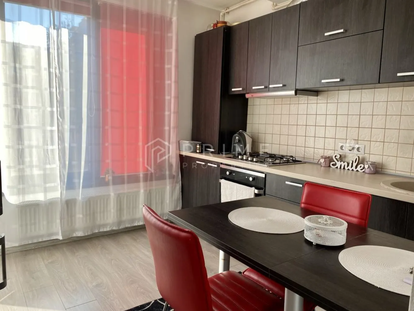 Apartament 2 camere de inchiriat Complex Acta Residence - Oferim spre închiriere un apartament modern cu 2 camere, situat în complexul Acta Residence, zona Tudor Vladimirescu, la parterul unui imobil cu regim de înălțime P+3.

Locație excelentă: în apropierea Kaufland, Lidl, Pieței de zi și stației de autobuz, cu acces facil către toate zonele importante ale orașului.

Detalii apartament:
- Situat la parter – acces ușor și confort sporit
- Se inchiriază complet mobilat și utilat modern
- Dotări: Smart TV-uri, mașină de spălat, frigider, cuptor + plită, cuptor cu microunde
- Mobilier și electrocasnice în stare excelentă

Facilități ale complexului:
- Sistem de supraveghere video pe casa scării
- Pază asigurată pe timpul nopții in complex
- Clădire modernă, curată, cu vecini liniștiți

Ideal pentru persoane active, cupluri tinere sau profesioniști care caută un apartament confortabil, sigur și bine amplasat.

La Prime Properties, fiecare tranzacție înseamnă mai mult decât o simplă achiziție – este un proces complet, în care colaborăm cu cei mai buni profesioniști: notari, avocați, evaluatori, specialiști în certificate energetice și consultanți de credite imobiliare.
Astfel, atunci când alegi o proprietate prin noi, primești la pachet siguranță, transparență și servicii impecabile pe tot parcursul drumului tău către casa ideală.

Ne dedicăm 100% fiecărui client, iar asta se reflectă în rezultate și în încrederea pe care o primim înapoi prin recomandările lor.
Această proprietate nu este exact ceea ce cauți?
Lasă-ne să îți găsim alternativa potrivită. Agentul tău Prime îți va oferi soluții avantajoase, adaptate stilului tău de viață.
Contactează-ne astăzi. Până acum nu am dezamăgit niciun client – și nu vom începe cu tine.
Comision: 50% din valoarea primei luni de chirie.