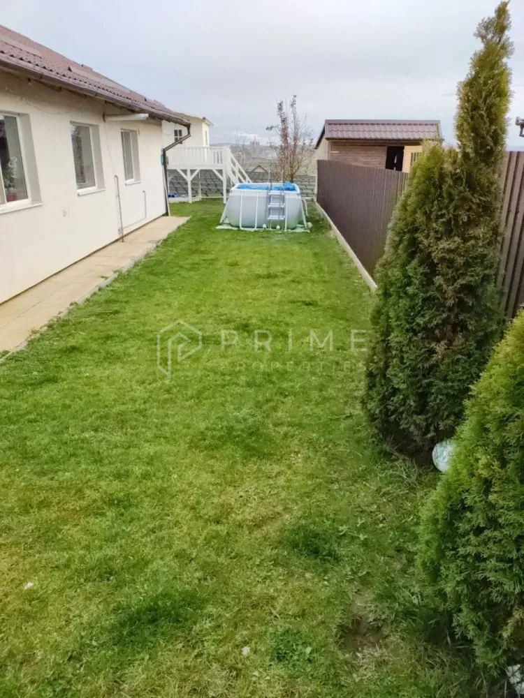 Casă superbă, pe un singur nivel – complet mobilată și utilată – Nazna - Vă propunem spre vânzare o proprietate deosebită, situată într-una dintre cele mai apreciate zone rezidențiale din proximitatea Târgu Mureșului – Nazna, comuna Sâncraiu de Mureș. Este o locuință pregătită pentru a fi ocupată imediat, ideală pentru familii care își doresc liniște, siguranță și confort, fără compromisuri.

Caracteristici generale:

Suprafață casă: 100 mp
Teren: 500 mp
Regim: parter – locuință pe un singur nivel
Stare: complet mobilată și utilată
Utilități: toate racordate | Drum asfaltat
Panoramă frumoasă asupra împrejurimilor
Disponibilitate imediată
Compartimentare practică și luminoasă
Terasă acoperită la intrare

Living open-space cu bucătărie modernă
3 dormitoare spațioase
Baie elegantă, bine organizată

Finisajele sunt de calitate, iar mobilierul și electrocasnicele sunt incluse în preț, astfel încât viitorul proprietar se poate muta fără investiții suplimentare.

Exterior amenajat cu atenție
Curte parțial pavată
Zonă verde frumos întreținută
Spațiu de joacă pentru copii, ideal pentru familii
O proprietate complet funcțională, gândită pentru confort și relaxare, aflată într-o zonă aerisită, înconjurată de natură.
Locație: Nazna – Sâncraiu de Mureș

La Prime Properties, fiecare tranzacție înseamnă mai mult decât o simplă achiziție – este un proces complet, în care colaborăm cu cei mai buni profesioniști: notari, avocați, designeri, arhitecți, evaluatori, specialiști în certificate energetice, consultanți de credite imobiliare.
Astfel, atunci când alegi o proprietate prin noi, primești la pachet și siguranță, transparență și servicii impecabile pe tot parcursul drumului tău către casa ideală.

Ne dedicăm 100% fiecărui client, iar asta se reflectă în rezultate și în încrederea pe care o primim înapoi prin recomandările lor.
Proprietatea aceasta nu se potrivește exact nevoilor tale?

Lasă-ne să îți găsim alternativa potrivită. Agentul nostru îți va oferi soluții avantajoase și adaptate stilului tău de viață.
📞 Contactează-ne astăzi. Până acum nu am dezamăgit niciun client – și nu vom începe cu tine.
Comision 0% pentru cumpărători