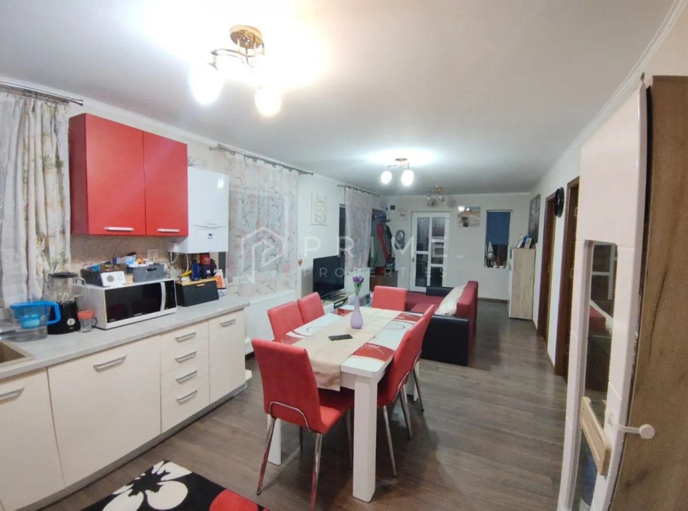 Casă superbă, pe un singur nivel – complet mobilată și utilată – Nazna - Vă propunem spre vânzare o proprietate deosebită, situată într-una dintre cele mai apreciate zone rezidențiale din proximitatea Târgu Mureșului – Nazna, comuna Sâncraiu de Mureș. Este o locuință pregătită pentru a fi ocupată imediat, ideală pentru familii care își doresc liniște, siguranță și confort, fără compromisuri.

Caracteristici generale:

Suprafață casă: 100 mp
Teren: 500 mp
Regim: parter – locuință pe un singur nivel
Stare: complet mobilată și utilată
Utilități: toate racordate | Drum asfaltat
Panoramă frumoasă asupra împrejurimilor
Disponibilitate imediată
Compartimentare practică și luminoasă
Terasă acoperită la intrare

Living open-space cu bucătărie modernă
3 dormitoare spațioase
Baie elegantă, bine organizată

Finisajele sunt de calitate, iar mobilierul și electrocasnicele sunt incluse în preț, astfel încât viitorul proprietar se poate muta fără investiții suplimentare.

Exterior amenajat cu atenție
Curte parțial pavată
Zonă verde frumos întreținută
Spațiu de joacă pentru copii, ideal pentru familii
O proprietate complet funcțională, gândită pentru confort și relaxare, aflată într-o zonă aerisită, înconjurată de natură.
Locație: Nazna – Sâncraiu de Mureș

La Prime Properties, fiecare tranzacție înseamnă mai mult decât o simplă achiziție – este un proces complet, în care colaborăm cu cei mai buni profesioniști: notari, avocați, designeri, arhitecți, evaluatori, specialiști în certificate energetice, consultanți de credite imobiliare.
Astfel, atunci când alegi o proprietate prin noi, primești la pachet și siguranță, transparență și servicii impecabile pe tot parcursul drumului tău către casa ideală.

Ne dedicăm 100% fiecărui client, iar asta se reflectă în rezultate și în încrederea pe care o primim înapoi prin recomandările lor.
Proprietatea aceasta nu se potrivește exact nevoilor tale?

Lasă-ne să îți găsim alternativa potrivită. Agentul nostru îți va oferi soluții avantajoase și adaptate stilului tău de viață.
📞 Contactează-ne astăzi. Până acum nu am dezamăgit niciun client – și nu vom începe cu tine.
Comision 0% pentru cumpărători