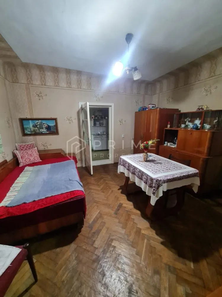 Casă cu teren de 1.000 m² – utilități complete, ideală pentru renovare - Vă propunem spre vânzare o casă cu potențial excelent, amplasată într-o zonă liniștită, ideală pentru o familie care își dorește un spațiu generos și libertatea de a o amenaja după propriul gust.

Proprietatea este amplasată pe un teren de 10 ari (1.000 m²), cu deschidere la stradă de 17 metri, și dispune de toate utilitățile: apă, curent electric, gaz și canalizare.

Detalii proprietate:
- Suprafață teren: 1.000 m² (10 ari)

Casă compusă din:
- 3 dormitoare
- Bucătărie
- Hol
- Baie
- Cămară

Anexe: grajd, afumătoare, pivniță, grădină amplasată în spatele gospodăriei

Utilități:
- Apă
- Gaz
- Curent electric
- Canalizare

Casa necesită renovare, dar oferă o bază solidă pentru un proiect de modernizare, având avantajul unui teren mare, compartimentare funcțională și toate utilitățile deja racordate.

La Prime Properties, fiecare tranzacție înseamnă mai mult decât o simplă achiziție – este un proces complet, în care colaborăm cu cei mai buni profesioniști: notari, avocați, designeri, arhitecți, evaluatori, specialiști în certificate energetice, consultanți de credite imobiliare.
Astfel, atunci când alegi o proprietate prin noi, primești la pachet și siguranță, transparență și servicii impecabile pe tot parcursul drumului tău către casa ideală.

Ne dedicăm 100% fiecărui client, iar asta se reflectă în rezultate și în încrederea pe care o primim înapoi prin recomandările lor.
Proprietatea aceasta nu se potrivește exact nevoilor tale?

Lasă-ne să îți găsim alternativa potrivită. Agentul nostru îți va oferi soluții avantajoase și adaptate stilului tău de viață.
📞 Contactează-ne astăzi. Până acum nu am dezamăgit niciun client – și nu vom începe cu tine.
Comision 0% pentru cumpărători
