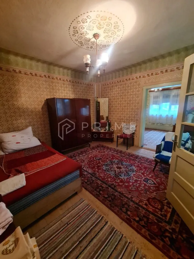 Casă cu teren de 1.000 m² – utilități complete, ideală pentru renovare - Vă propunem spre vânzare o casă cu potențial excelent, amplasată într-o zonă liniștită, ideală pentru o familie care își dorește un spațiu generos și libertatea de a o amenaja după propriul gust.

Proprietatea este amplasată pe un teren de 10 ari (1.000 m²), cu deschidere la stradă de 17 metri, și dispune de toate utilitățile: apă, curent electric, gaz și canalizare.

Detalii proprietate:
- Suprafață teren: 1.000 m² (10 ari)

Casă compusă din:
- 3 dormitoare
- Bucătărie
- Hol
- Baie
- Cămară

Anexe: grajd, afumătoare, pivniță, grădină amplasată în spatele gospodăriei

Utilități:
- Apă
- Gaz
- Curent electric
- Canalizare

Casa necesită renovare, dar oferă o bază solidă pentru un proiect de modernizare, având avantajul unui teren mare, compartimentare funcțională și toate utilitățile deja racordate.

La Prime Properties, fiecare tranzacție înseamnă mai mult decât o simplă achiziție – este un proces complet, în care colaborăm cu cei mai buni profesioniști: notari, avocați, designeri, arhitecți, evaluatori, specialiști în certificate energetice, consultanți de credite imobiliare.
Astfel, atunci când alegi o proprietate prin noi, primești la pachet și siguranță, transparență și servicii impecabile pe tot parcursul drumului tău către casa ideală.

Ne dedicăm 100% fiecărui client, iar asta se reflectă în rezultate și în încrederea pe care o primim înapoi prin recomandările lor.
Proprietatea aceasta nu se potrivește exact nevoilor tale?

Lasă-ne să îți găsim alternativa potrivită. Agentul nostru îți va oferi soluții avantajoase și adaptate stilului tău de viață.
📞 Contactează-ne astăzi. Până acum nu am dezamăgit niciun client – și nu vom începe cu tine.
Comision 0% pentru cumpărători