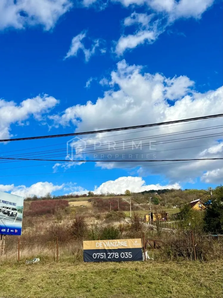 Teren cu potențial multiplu de dezvoltare – Corunca, E60, 17.000 mp - Prime Properties vă propune, în exclusivitate, un teren cu potențial excepțional de dezvoltare, situat în Corunca – pe drumul european E60, la doar câteva minute de Târgu Mureș.

Localizare: Corunca, pe drumul european E60 (Cluj–Târgu Mureș–Brașov)
Suprafață totală: 17.000 mp - configurație flexibilă, posibilitate de parcelare – 10.000 mp parcelă frontală
Regim urbanistic: Intravilan | POT 30% | CUT 0.5 | D+P+1+M
Front stradal: 80 m la E60
Utilități la aproximativ 15 m de teren

Puncte forte ale amplasamentului:
- Zonare clară 
- Toate utilitățile la limita proprietății, conectare ușoară și costuri reduse de dezvoltare
- Formă rectangulară, ideală pentru dezvoltări compacte sau multifuncționale
- Vizibilitate excelentă și acces direct la drumul european E60
- Zonă cu potențial de expansiune, aflată în plină dezvoltare rezidențială și comercială
- Autorizare rapidă 

Scenarii de dezvoltare:
1. Rezidențial & Lifestyle
- Premium Villa Community – 20–30 vile individuale, cu zone verzi comune și locuri de joacă
- Hybrid Concept – ansamblu rezidențial cu pavilion spa, cafenea, coworking, magazine și fitness
- Boutique Wellness Retreat – 10–15 vile sau chaleturi, cu spa, piscină, saună și zonă de relaxare

2. Comercial & Industrial Ușor
- Build-to-suit facility (5.000–8.000 mp) – pentru logistică sau producție ușoară
- Parc multi-chiriaș (multi-tenant park) – unități modulare pentru IMM-uri și furnizori locali

Această teren se adresează:
- Dezvoltatorilor imobiliari interesați de proiecte rezidențiale premium, concepte mixte sau destinații wellness.
- Investitorilor din zona logistică și industrială ușoară, care caută amplasamente cu acces rapid la infrastructură majoră și costuri reduse de dezvoltare.
- Companiilor locale aflate în expansiune (automotive, FMCG, distribuție, energie), pentru care un proiect build-to-suit sau o extindere proprie reprezintă următorul pas firesc.
- Fondurilor de investiții și investitorilor privați ce vizează active cu potențial ridicat de apreciere și valorificare într-o piață regională în plină creștere.