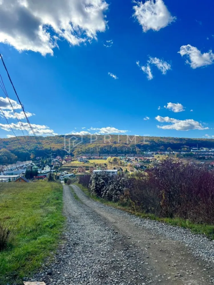 Teren cu potențial multiplu de dezvoltare – Corunca, E60, 17.000 mp - Prime Properties vă propune, în exclusivitate, un teren cu potențial excepțional de dezvoltare, situat în Corunca – pe drumul european E60, la doar câteva minute de Târgu Mureș.

Localizare: Corunca, pe drumul european E60 (Cluj–Târgu Mureș–Brașov)
Suprafață totală: 17.000 mp - configurație flexibilă, posibilitate de parcelare – 10.000 mp parcelă frontală
Regim urbanistic: Intravilan | POT 30% | CUT 0.5 | D+P+1+M
Front stradal: 80 m la E60
Utilități la aproximativ 15 m de teren

Puncte forte ale amplasamentului:
- Zonare clară 
- Toate utilitățile la limita proprietății, conectare ușoară și costuri reduse de dezvoltare
- Formă rectangulară, ideală pentru dezvoltări compacte sau multifuncționale
- Vizibilitate excelentă și acces direct la drumul european E60
- Zonă cu potențial de expansiune, aflată în plină dezvoltare rezidențială și comercială
- Autorizare rapidă 

Scenarii de dezvoltare:
1. Rezidențial & Lifestyle
- Premium Villa Community – 20–30 vile individuale, cu zone verzi comune și locuri de joacă
- Hybrid Concept – ansamblu rezidențial cu pavilion spa, cafenea, coworking, magazine și fitness
- Boutique Wellness Retreat – 10–15 vile sau chaleturi, cu spa, piscină, saună și zonă de relaxare

2. Comercial & Industrial Ușor
- Build-to-suit facility (5.000–8.000 mp) – pentru logistică sau producție ușoară
- Parc multi-chiriaș (multi-tenant park) – unități modulare pentru IMM-uri și furnizori locali

Această teren se adresează:
- Dezvoltatorilor imobiliari interesați de proiecte rezidențiale premium, concepte mixte sau destinații wellness.
- Investitorilor din zona logistică și industrială ușoară, care caută amplasamente cu acces rapid la infrastructură majoră și costuri reduse de dezvoltare.
- Companiilor locale aflate în expansiune (automotive, FMCG, distribuție, energie), pentru care un proiect build-to-suit sau o extindere proprie reprezintă următorul pas firesc.
- Fondurilor de investiții și investitorilor privați ce vizează active cu potențial ridicat de apreciere și valorificare într-o piață regională în plină creștere.