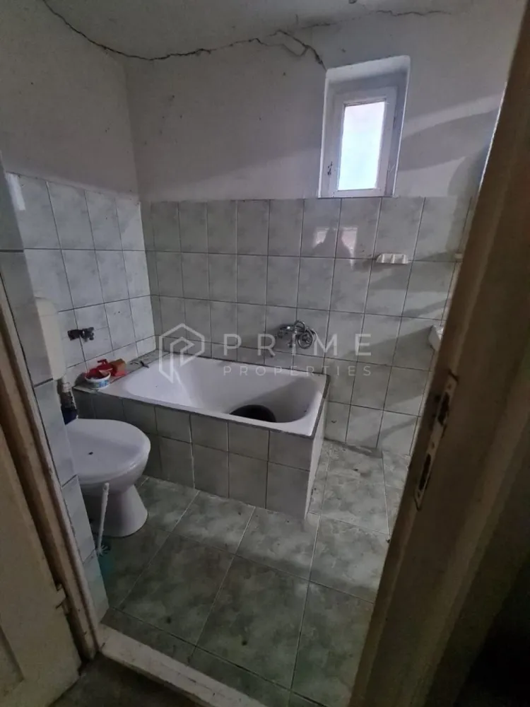 Casă cu teren de 1.000 m² – utilități complete, ideală pentru renovare - Vă propunem spre vânzare o casă cu potențial excelent, amplasată într-o zonă liniștită, ideală pentru o familie care își dorește un spațiu generos și libertatea de a o amenaja după propriul gust.

Proprietatea este amplasată pe un teren de 10 ari (1.000 m²), cu deschidere la stradă de 17 metri, și dispune de toate utilitățile: apă, curent electric, gaz și canalizare.

Detalii proprietate:
- Suprafață teren: 1.000 m² (10 ari)

Casă compusă din:
- 3 dormitoare
- Bucătărie
- Hol
- Baie
- Cămară

Anexe: grajd, afumătoare, pivniță, grădină amplasată în spatele gospodăriei

Utilități:
- Apă
- Gaz
- Curent electric
- Canalizare

Casa necesită renovare, dar oferă o bază solidă pentru un proiect de modernizare, având avantajul unui teren mare, compartimentare funcțională și toate utilitățile deja racordate.

La Prime Properties, fiecare tranzacție înseamnă mai mult decât o simplă achiziție – este un proces complet, în care colaborăm cu cei mai buni profesioniști: notari, avocați, designeri, arhitecți, evaluatori, specialiști în certificate energetice, consultanți de credite imobiliare.
Astfel, atunci când alegi o proprietate prin noi, primești la pachet și siguranță, transparență și servicii impecabile pe tot parcursul drumului tău către casa ideală.

Ne dedicăm 100% fiecărui client, iar asta se reflectă în rezultate și în încrederea pe care o primim înapoi prin recomandările lor.
Proprietatea aceasta nu se potrivește exact nevoilor tale?

Lasă-ne să îți găsim alternativa potrivită. Agentul nostru îți va oferi soluții avantajoase și adaptate stilului tău de viață.
📞 Contactează-ne astăzi. Până acum nu am dezamăgit niciun client – și nu vom începe cu tine.
Comision 0% pentru cumpărători