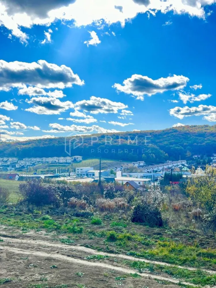 Teren cu potențial multiplu de dezvoltare – Corunca, E60, 10.000 mp - Prime Properties vă propune, în exclusivitate, un teren cu potențial excepțional de dezvoltare, situat în Corunca – pe drumul european E60, la doar câteva minute de Târgu Mureș.

Localizare: Corunca, pe drumul european E60 (Cluj–Târgu Mureș–Brașov)
Suprafață totală: 10.000 mp - configurație flexibilă, posibilitate acces la parcela mai mare – 17.000 mp 
Regim urbanistic: Intravilan | POT 30% | CUT 0.5 | D+P+1+M
Front stradal: 80 m la E60
Utilități la aproximativ 15 m de teren

Puncte forte ale amplasamentului:
- Zonare clară 
- Toate utilitățile la limita proprietății, conectare ușoară și costuri reduse de dezvoltare
- Formă rectangulară, ideală pentru dezvoltări compacte sau multifuncționale
- Vizibilitate excelentă și acces direct la drumul european E60
- Zonă cu potențial de expansiune, aflată în plină dezvoltare rezidențială și comercială
- Autorizare rapidă 

Scenarii de dezvoltare:
1. Rezidențial & Lifestyle
- Premium Villa Community – vile individuale, cu zone verzi comune și locuri de joacă
- Hybrid Concept – ansamblu rezidențial cu pavilion spa, cafenea, coworking, magazine și fitness
- Boutique Wellness Retreat – vile sau chaleturi, cu spa, piscină, saună și zonă de relaxare

2. Comercial & Industrial Ușor
- Build-to-suit facility – pentru logistică sau producție ușoară
- Parc multi-chiriaș (multi-tenant park) – unități modulare pentru IMM-uri și furnizori locali

Această teren se adresează:
- Dezvoltatorilor imobiliari interesați de proiecte rezidențiale premium, concepte mixte sau destinații wellness.
- Investitorilor din zona logistică și industrială ușoară, care caută amplasamente cu acces rapid la infrastructură majoră și costuri reduse de dezvoltare.
- Companiilor locale aflate în expansiune (automotive, FMCG, distribuție, energie), pentru care un proiect build-to-suit sau o extindere proprie reprezintă următorul pas firesc.
- Fondurilor de investiții și investitorilor privați ce vizează active cu potențial ridicat de apreciere și valorificare într-o piață regională în plină creștere.