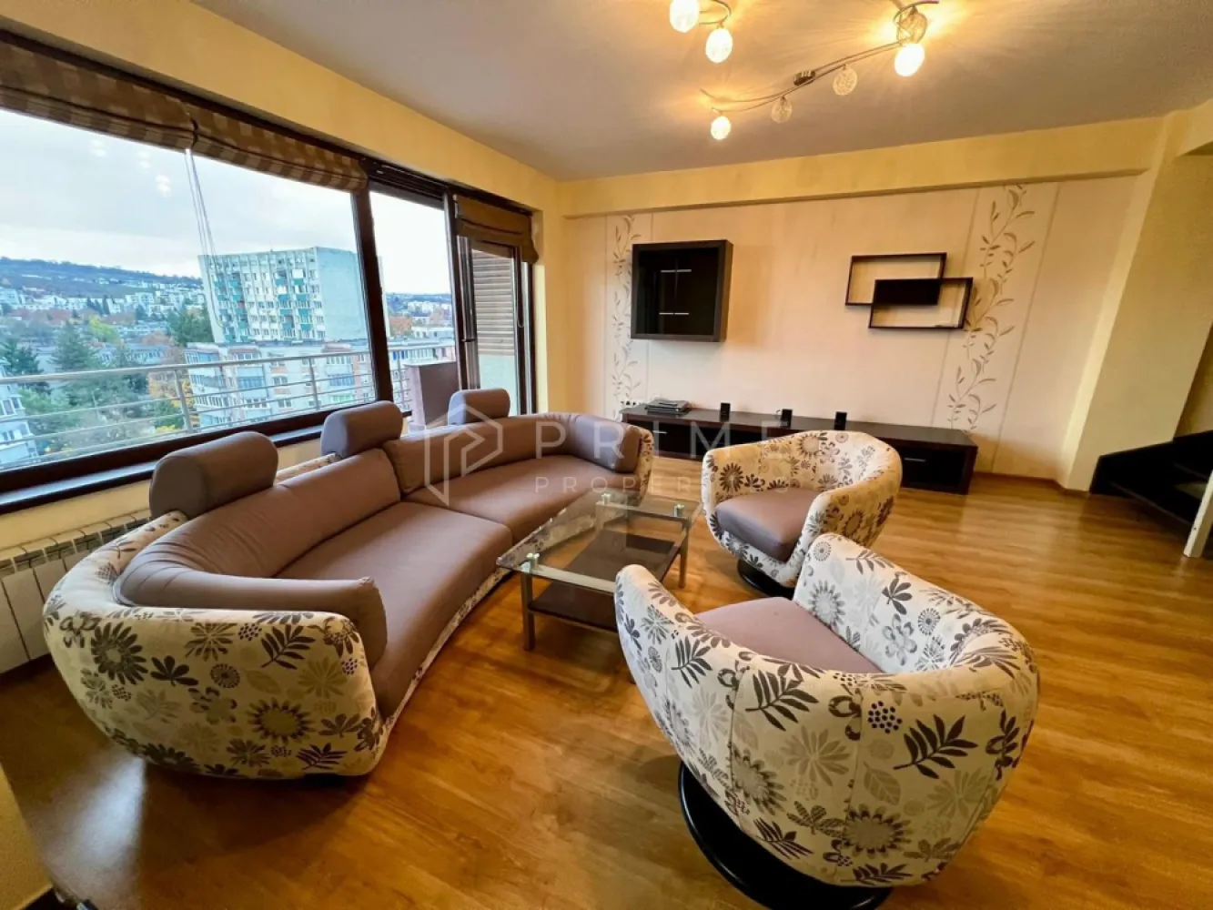 Apartament duplex modern, 4 camere, de vânzare, semicentral Tg Mureș - Apartament duplex de vânzare, în suprafață de 137 mp, situat pe etajele 3 și 4 ale unui imobil nou, modern și reprezentativ, amplasat într-o zonă semicentrală, ușor accesibilă și bine conectată la mijloacele de transport în comun.

Locuința se remarcă prin compartimentarea eficientă și designul elegant, oferind confortul unei case într-un spațiu urban. La primul nivel se află un hol primitor, un living spațios și luminos, o baie și o bucătărie complet mobilată și utilată cu electrocasnice moderne – mașină de spălat vase, plită, hotă, frigider și mașină de spălat rufe.

Etajul superior este destinat zonei de noapte și include trei dormitoare, un dressing generos și o baie mare.

Balcoanele generoase oferă o priveliște panoramică spectaculoasă asupra orașului și a zonei verzi din împrejurimi, creând un cadru ideal pentru momente de relaxare.

Apartamentul se vinde complet mobilat și utilat, fiind disponibil imediat.

Pentru clienții cumpărători, comisionul este 0%.
La Prime Properties, fiecare tranzacție înseamnă mai mult decât o simplă achiziție – este un proces complet, în care colaborăm cu cei mai buni profesioniști: notari, avocați, designeri, arhitecți, evaluatori, specialiști în certificate energetice, consultanți de credite imobiliare.
Astfel, atunci când alegi o proprietate prin noi, primești la pachet și siguranță, transparență și servicii impecabile pe tot parcursul drumului tău către casa ideală.
Ne dedicăm 100% fiecărui client, iar asta se reflectă în rezultate și în încrederea pe care o primim înapoi prin recomandările lor.
Proprietatea aceasta nu se potrivește exact nevoilor tale?
Lasă-ne să îți găsim alternativa potrivită. Agentul nostru îți va oferi soluții avantajoase și adaptate stilului tău de viață.