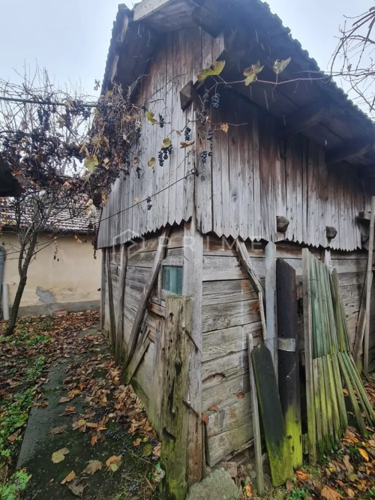 Casă cu teren de 1.000 m² – utilități complete, ideală pentru renovare