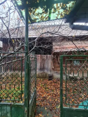 Casă cu teren de 1.000 m² – utilități complete, ideală pentru renovare