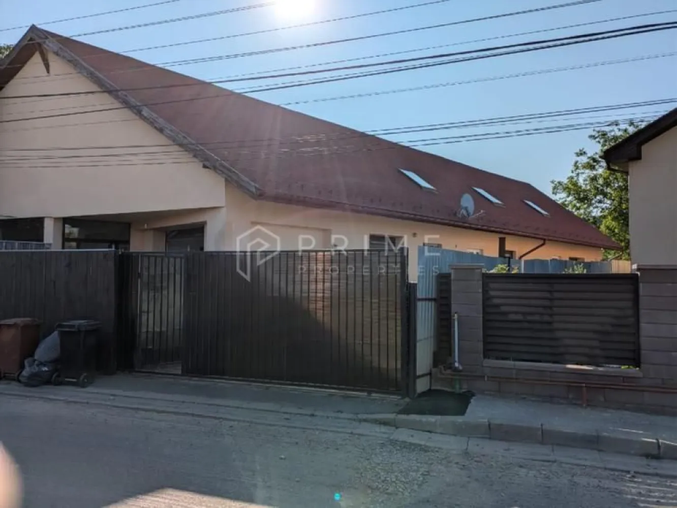 Clădire multifuncțională de vânzare sau închiriere – 7 Noiembrie - Clădire multifuncțională de vânzare sau închiriere – Locație excelentă Târgu Mureș

- Adresă: Strada Nordului, cartier 7 Noiembrie / 22 Decembrie 1989, Târgu Mureș
- Disponibilă pentru: Vânzare / Închiriere
- Suprafață construită la sol: 277 mp
- Suprafață totală parter: 242 mp
- Teren: 1.255 mp
- Parcare: Curte interioară betonată, generoasă, cu deschidere la stradă de 18 m

Descriere generală:

Această proprietate versatilă oferă oportunități multiple de utilizare: locuință, birouri, depozit, microproducție sau diverse activități comerciale și de servicii (inclusiv curierat).
Clădirea este liberă și disponibilă imediat, beneficiind de toate utilitățile necesare: apă, canalizare, gaz, curent trifazic, centrală termică.

Avantaje cheie:

✅ Amplasare strategică – aproape de Spitalul Județean și Universitatea de Medicină, Lidl
✅ Acces rapid la școli, magazine, servicii publice și zone verzi
✅ Utilități complete – inclusiv curent trifazic, ideal pentru activități economice
✅ Parcare proprie – curte interioară spațioasă, betonată
✅ Flexibilitate maximă – ideală pentru rezidențial și/sau comercial

Condiții financiare:

💶 Preț de vânzare: 235.000 €
💼 Chirie lunară: 1.200 €
📆 Perioadă minimă de închiriere: 12 luni

La Prime Properties, fiecare tranzacție înseamnă mai mult decât o simplă achiziție – este un proces complet, în care colaborăm cu cei mai buni profesioniști: notari, avocați, evaluatori, specialiști în certificate energetice și consultanți de credite imobiliare.

Astfel, atunci când alegi o proprietate prin noi, primești la pachet siguranță, transparență și servicii impecabile pe tot parcursul drumului tău către casa ideală.

Ne dedicăm 100% fiecărui client, iar asta se reflectă în rezultate și în încrederea pe care o primim înapoi prin recomandările lor.

Această proprietate nu este exact ceea ce cauți?
Lasă-ne să îți găsim alternativa potrivită. Agentul tău Prime îți va oferi soluții avantajoase, adaptate stilului tău de viață.
Contactează-ne astăzi. Până acum nu am dezamăgit niciun client – și nu vom începe cu tine.
Pentru clienții cumpărători, comisionul este 0%.