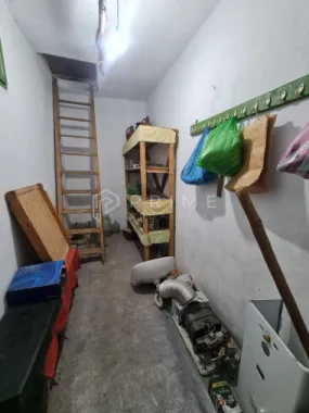 Casă cu teren de 1.000 m² – utilități complete, ideală pentru renovare