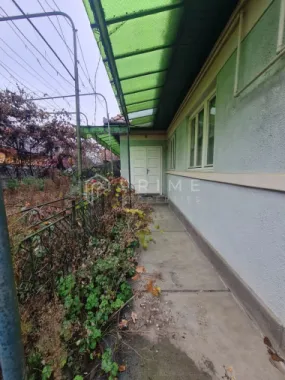 Casă cu teren de 1.000 m² – utilități complete, ideală pentru renovare