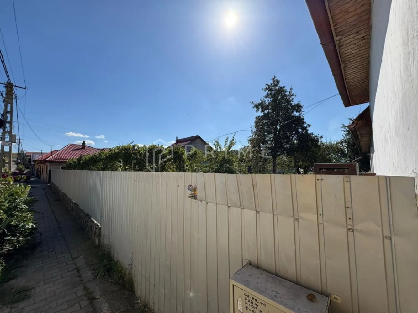 Casă familială pe un teren generos de 1.400 m² – Cristesti - Vă propunem spre vânzare o casă solidă și bine întreținută, situată în localitatea Cristești, pe strada Viilor.

Proprietatea oferă spațiu, confort și potențial de extindere, fiind ideală pentru o familie care își dorește liniște și proximitate față de oraș.

Detalii proprietate:
- Construcție din cărămidă, durabilă și bine izolată
- Acoperiș complet refăcut, cu tablă nouă pe întreaga suprafață a casei
- Suprafață teren: 1.400 m² (14 ari) – curte mare, cu multiple posibilități de amenajare

Compartimentare:
- Bucătărie luminoasă
- Hol spațios
- Cămară pentru depozitare
- Baie
- 3 dormitoare confortabile

În spatele casei se află un garaj și un beci încăpător, ideale pentru depozitare și activități gospodărești.

Teren și curte:
- Curte generoasă, potrivită pentru grădină, zonă de relaxare sau extindere
- Gard frontal din fier forjat cu tablă, oferind intimitate și siguranță
- Acces facil auto și pietonal

O casă solidă, amplasată într-o zonă liniștită, dar bine conectată la oraș – perfectă pentru o familie care caută un cămin spațios, cu teren mare și potențial de personalizare.

La Prime Properties, fiecare tranzacție înseamnă mai mult decât o simplă achiziție – este un proces complet, în care colaborăm cu cei mai buni profesioniști: notari, avocați, designeri, arhitecți, evaluatori, specialiști în certificate energetice, consultanți de credite imobiliare.
Astfel, atunci când alegi o proprietate prin noi, primești la pachet și siguranță, transparență și servicii impecabile pe tot parcursul drumului tău către casa ideală.

Ne dedicăm 100% fiecărui client, iar asta se reflectă în rezultate și în încrederea pe care o primim înapoi prin recomandările lor.
Proprietatea aceasta nu se potrivește exact nevoilor tale?

Lasă-ne să îți găsim alternativa potrivită. Agentul nostru îți va oferi soluții avantajoase și adaptate stilului tău de viață.
📞 Contactează-ne astăzi. Până acum nu am dezamăgit niciun client – și nu vom începe cu tine.
Comision 0% pentru cumpărători