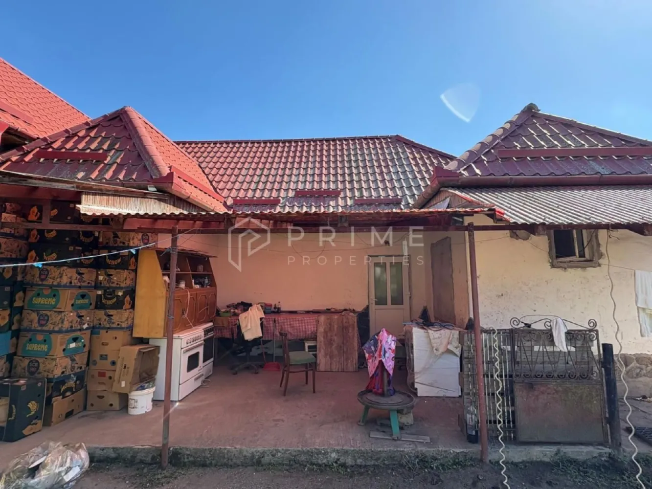 Casă familială pe un teren generos de 1.400 m² – Cristesti - Vă propunem spre vânzare o casă solidă și bine întreținută, situată în localitatea Cristești, pe strada Viilor.

Proprietatea oferă spațiu, confort și potențial de extindere, fiind ideală pentru o familie care își dorește liniște și proximitate față de oraș.

Detalii proprietate:
- Construcție din cărămidă, durabilă și bine izolată
- Acoperiș complet refăcut, cu tablă nouă pe întreaga suprafață a casei
- Suprafață teren: 1.400 m² (14 ari) – curte mare, cu multiple posibilități de amenajare

Compartimentare:
- Bucătărie luminoasă
- Hol spațios
- Cămară pentru depozitare
- Baie
- 3 dormitoare confortabile

În spatele casei se află un garaj și un beci încăpător, ideale pentru depozitare și activități gospodărești.

Teren și curte:
- Curte generoasă, potrivită pentru grădină, zonă de relaxare sau extindere
- Gard frontal din fier forjat cu tablă, oferind intimitate și siguranță
- Acces facil auto și pietonal

O casă solidă, amplasată într-o zonă liniștită, dar bine conectată la oraș – perfectă pentru o familie care caută un cămin spațios, cu teren mare și potențial de personalizare.

La Prime Properties, fiecare tranzacție înseamnă mai mult decât o simplă achiziție – este un proces complet, în care colaborăm cu cei mai buni profesioniști: notari, avocați, designeri, arhitecți, evaluatori, specialiști în certificate energetice, consultanți de credite imobiliare.
Astfel, atunci când alegi o proprietate prin noi, primești la pachet și siguranță, transparență și servicii impecabile pe tot parcursul drumului tău către casa ideală.

Ne dedicăm 100% fiecărui client, iar asta se reflectă în rezultate și în încrederea pe care o primim înapoi prin recomandările lor.
Proprietatea aceasta nu se potrivește exact nevoilor tale?

Lasă-ne să îți găsim alternativa potrivită. Agentul nostru îți va oferi soluții avantajoase și adaptate stilului tău de viață.
📞 Contactează-ne astăzi. Până acum nu am dezamăgit niciun client – și nu vom începe cu tine.
Comision 0% pentru cumpărători