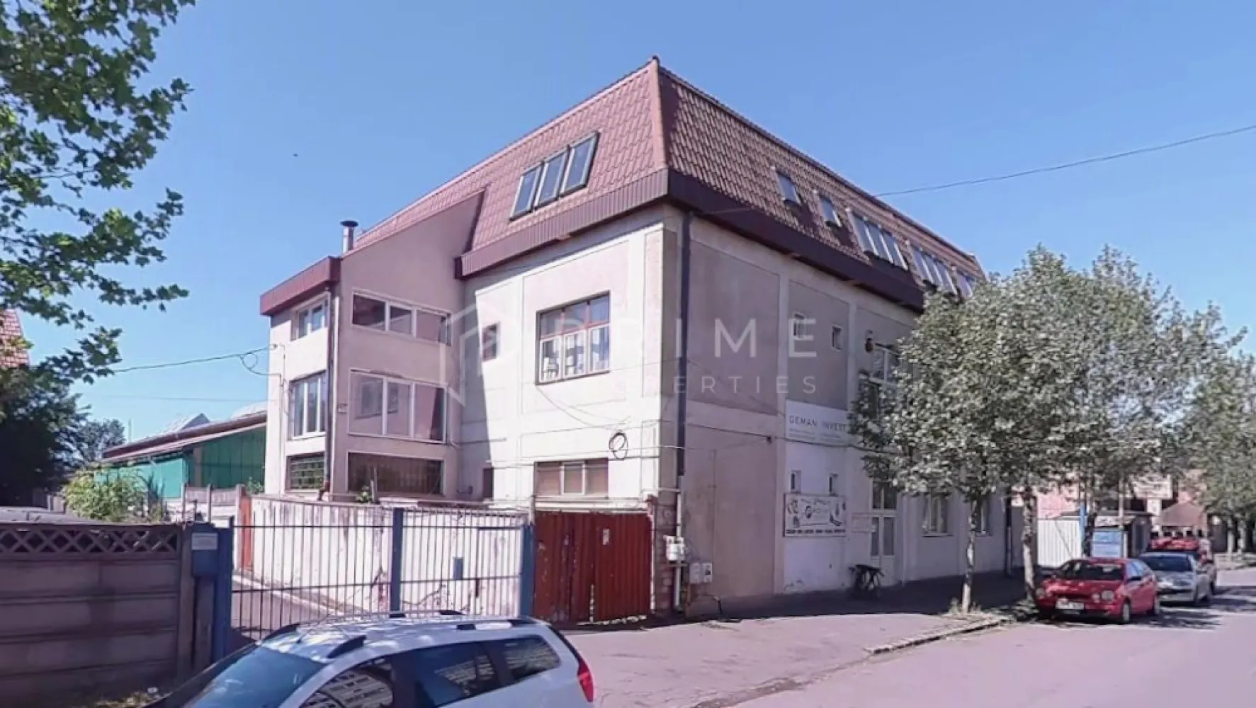 Clădire multifuncțională de vânzare – comerț, birouri și producție. - Clădire multifuncțională de vânzare – cartier Libertății, Târgu Mureș
O investiție solidă cu potențial comercial, administrativ și industrial

Vă propunem spre vânzare o clădire cu funcțiuni mixte, ideală pentru companii care caută un spațiu complet, capabil să integreze activități de comerț, birouri și producție într-o singură locație.
Proprietatea este amplasată într-o zonă accesibilă, cu vizibilitate bună și infrastructură dezvoltată, în cartierul Libertății din Târgu Mureș.

🏢 Caracteristici generale:
Suprafață construită totală: 877 mp
Structură pe trei niveluri:
Parter: spațiu comercial cu acces direct din stradă
Etaj: spațiu de birouri și producție
Mansardă: spațiu de producție open space, luminat natural

💶 Preț de vânzare: 430.000 € (negociabil)

🌟 Dotări și finisaje:
44 ferestre Velux – iluminare naturală excelentă la mansardă
Acoperiș Lindab – durabil, rezistent și cu întreținere redusă
Tâmplărie termopan – izolare termică și fonică superioară
Spații generoase, flexibile și bine compartimentate
30 KW putere instalată trifazică
Posibilitate de a suplimenta cu încă 16KW din panouri solare
Posibilitate construire lift ( persoane/mărfuri ) 

💼 Avantaje investiționale:
Versatilitate: Poate găzdui funcțiuni distincte – comerț, birouri, producție sau servicii.
Eficiență operațională: centralizarea activităților reduce costurile de logistică și administrare.
Lumină naturală abundentă: mansarda oferă condiții excelente de lucru, productivitate și confort.
Construcție solidă: materiale durabile, amenajări moderne și potențial de extindere.

🔑 Ideală pentru:
Companii din domeniul producției ușoare sau meșteșugărești
Centre de servicii sau sedii administrative
Investitori care caută o proprietate versatilă și rentabilă
Afaceri care doresc să-și consolideze operațiunile într-o singură locație
Clinică medicală
Reamenajare conform specificului activității

📞 Pentru mai multe detalii, planuri tehnice, vizionări sau negocieri, vă invităm să ne contactați la 0732336014
Pentru clienții cumpărători, comisionul este 0%.
La Prime Properties, fiecare tranzacție înseamnă mai mult decât o simplă achiziție – este un proces complet, în care colaborăm cu cei mai buni profesioniști: notari, avocați, designeri, arhitecți, evaluatori, specialiști în certificate energetice, consultanți de credite imobiliare.
Astfel, atunci când alegi o proprietate prin noi, primești la pachet și siguranță, transparență și servicii impecabile pe tot parcursul drumului tău către casa ideală.
Ne dedicăm 100% fiecărui client, iar asta se reflectă în rezultate și în încrederea pe care o primim înapoi prin recomandările lor.
Proprietatea aceasta nu se potrivește exact nevoilor tale?
Lasă-ne să îți găsim alternativa potrivită. Agentul nostru îți va oferi soluții avantajoase și adaptate stilului tău de viață.
📞 Contactează-ne astăzi. Până acum nu am dezamăgit niciun client – și nu vom începe cu tine.