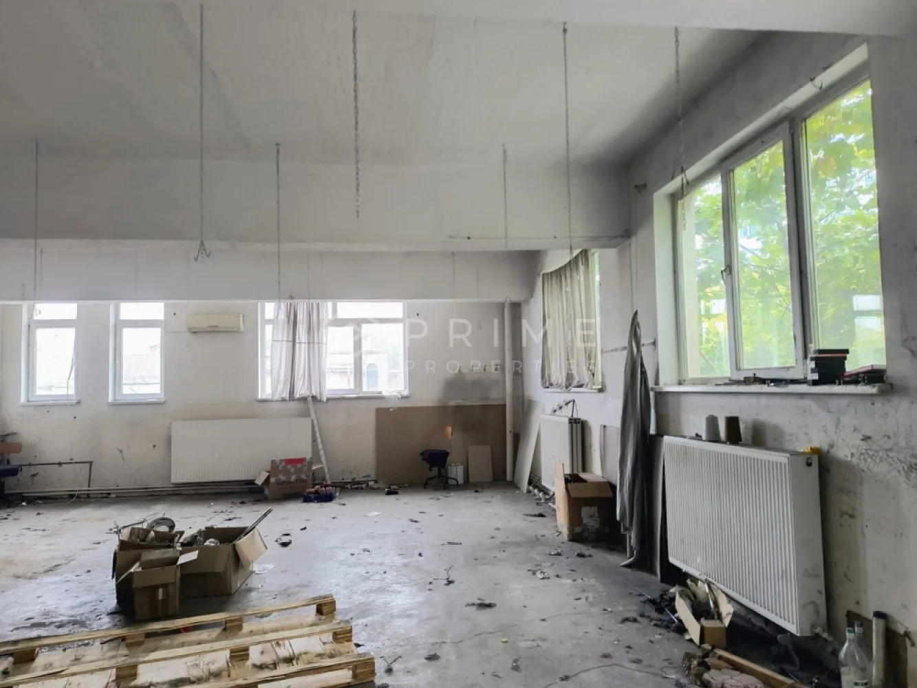 Clădire multifuncțională de vânzare – comerț, birouri și producție. - Clădire multifuncțională de vânzare – cartier Libertății, Târgu Mureș
O investiție solidă cu potențial comercial, administrativ și industrial

Vă propunem spre vânzare o clădire cu funcțiuni mixte, ideală pentru companii care caută un spațiu complet, capabil să integreze activități de comerț, birouri și producție într-o singură locație.
Proprietatea este amplasată într-o zonă accesibilă, cu vizibilitate bună și infrastructură dezvoltată, în cartierul Libertății din Târgu Mureș.

🏢 Caracteristici generale:
Suprafață construită totală: 877 mp
Structură pe trei niveluri:
Parter: spațiu comercial cu acces direct din stradă
Etaj: spațiu de birouri și producție
Mansardă: spațiu de producție open space, luminat natural

💶 Preț de vânzare: 430.000 € (negociabil)

🌟 Dotări și finisaje:
44 ferestre Velux – iluminare naturală excelentă la mansardă
Acoperiș Lindab – durabil, rezistent și cu întreținere redusă
Tâmplărie termopan – izolare termică și fonică superioară
Spații generoase, flexibile și bine compartimentate
30 KW putere instalată trifazică
Posibilitate de a suplimenta cu încă 16KW din panouri solare
Posibilitate construire lift ( persoane/mărfuri ) 

💼 Avantaje investiționale:
Versatilitate: Poate găzdui funcțiuni distincte – comerț, birouri, producție sau servicii.
Eficiență operațională: centralizarea activităților reduce costurile de logistică și administrare.
Lumină naturală abundentă: mansarda oferă condiții excelente de lucru, productivitate și confort.
Construcție solidă: materiale durabile, amenajări moderne și potențial de extindere.

🔑 Ideală pentru:
Companii din domeniul producției ușoare sau meșteșugărești
Centre de servicii sau sedii administrative
Investitori care caută o proprietate versatilă și rentabilă
Afaceri care doresc să-și consolideze operațiunile într-o singură locație
Clinică medicală
Reamenajare conform specificului activității

📞 Pentru mai multe detalii, planuri tehnice, vizionări sau negocieri, vă invităm să ne contactați la 0732336014
Pentru clienții cumpărători, comisionul este 0%.
La Prime Properties, fiecare tranzacție înseamnă mai mult decât o simplă achiziție – este un proces complet, în care colaborăm cu cei mai buni profesioniști: notari, avocați, designeri, arhitecți, evaluatori, specialiști în certificate energetice, consultanți de credite imobiliare.
Astfel, atunci când alegi o proprietate prin noi, primești la pachet și siguranță, transparență și servicii impecabile pe tot parcursul drumului tău către casa ideală.
Ne dedicăm 100% fiecărui client, iar asta se reflectă în rezultate și în încrederea pe care o primim înapoi prin recomandările lor.
Proprietatea aceasta nu se potrivește exact nevoilor tale?
Lasă-ne să îți găsim alternativa potrivită. Agentul nostru îți va oferi soluții avantajoase și adaptate stilului tău de viață.
📞 Contactează-ne astăzi. Până acum nu am dezamăgit niciun client – și nu vom începe cu tine.