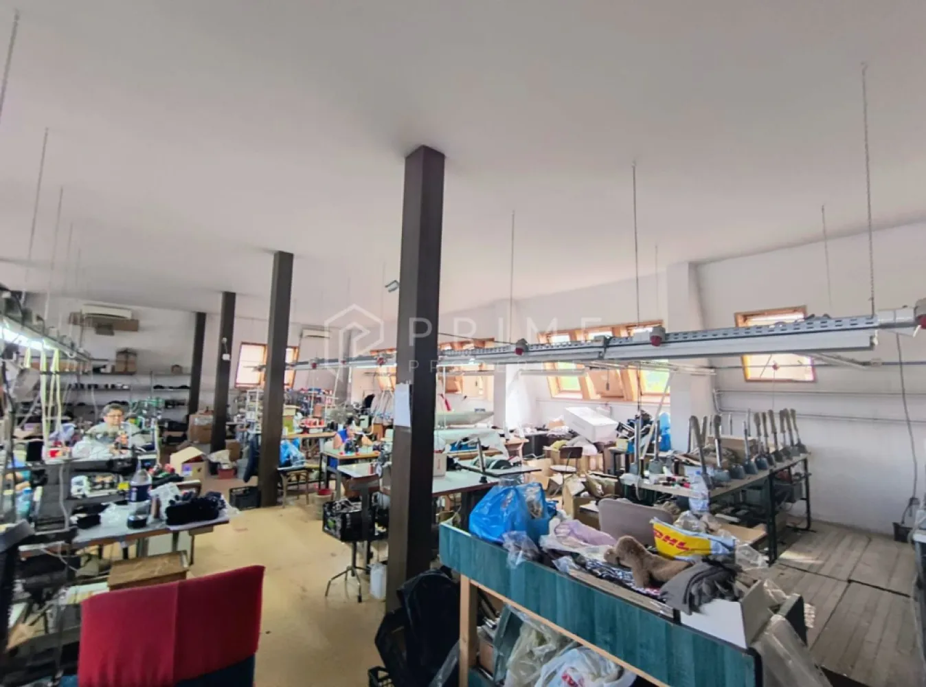 Clădire multifuncțională de vânzare – comerț, birouri și producție. - Clădire multifuncțională de vânzare – cartier Libertății, Târgu Mureș
O investiție solidă cu potențial comercial, administrativ și industrial

Vă propunem spre vânzare o clădire cu funcțiuni mixte, ideală pentru companii care caută un spațiu complet, capabil să integreze activități de comerț, birouri și producție într-o singură locație.
Proprietatea este amplasată într-o zonă accesibilă, cu vizibilitate bună și infrastructură dezvoltată, în cartierul Libertății din Târgu Mureș.

🏢 Caracteristici generale:
Suprafață construită totală: 877 mp
Structură pe trei niveluri:
Parter: spațiu comercial cu acces direct din stradă
Etaj: spațiu de birouri și producție
Mansardă: spațiu de producție open space, luminat natural

💶 Preț de vânzare: 430.000 € (negociabil)

🌟 Dotări și finisaje:
44 ferestre Velux – iluminare naturală excelentă la mansardă
Acoperiș Lindab – durabil, rezistent și cu întreținere redusă
Tâmplărie termopan – izolare termică și fonică superioară
Spații generoase, flexibile și bine compartimentate
30 KW putere instalată trifazică
Posibilitate de a suplimenta cu încă 16KW din panouri solare
Posibilitate construire lift ( persoane/mărfuri ) 

💼 Avantaje investiționale:
Versatilitate: Poate găzdui funcțiuni distincte – comerț, birouri, producție sau servicii.
Eficiență operațională: centralizarea activităților reduce costurile de logistică și administrare.
Lumină naturală abundentă: mansarda oferă condiții excelente de lucru, productivitate și confort.
Construcție solidă: materiale durabile, amenajări moderne și potențial de extindere.

🔑 Ideală pentru:
Companii din domeniul producției ușoare sau meșteșugărești
Centre de servicii sau sedii administrative
Investitori care caută o proprietate versatilă și rentabilă
Afaceri care doresc să-și consolideze operațiunile într-o singură locație
Clinică medicală
Reamenajare conform specificului activității

📞 Pentru mai multe detalii, planuri tehnice, vizionări sau negocieri, vă invităm să ne contactați la 0732336014
Pentru clienții cumpărători, comisionul este 0%.
La Prime Properties, fiecare tranzacție înseamnă mai mult decât o simplă achiziție – este un proces complet, în care colaborăm cu cei mai buni profesioniști: notari, avocați, designeri, arhitecți, evaluatori, specialiști în certificate energetice, consultanți de credite imobiliare.
Astfel, atunci când alegi o proprietate prin noi, primești la pachet și siguranță, transparență și servicii impecabile pe tot parcursul drumului tău către casa ideală.
Ne dedicăm 100% fiecărui client, iar asta se reflectă în rezultate și în încrederea pe care o primim înapoi prin recomandările lor.
Proprietatea aceasta nu se potrivește exact nevoilor tale?
Lasă-ne să îți găsim alternativa potrivită. Agentul nostru îți va oferi soluții avantajoase și adaptate stilului tău de viață.
📞 Contactează-ne astăzi. Până acum nu am dezamăgit niciun client – și nu vom începe cu tine.
