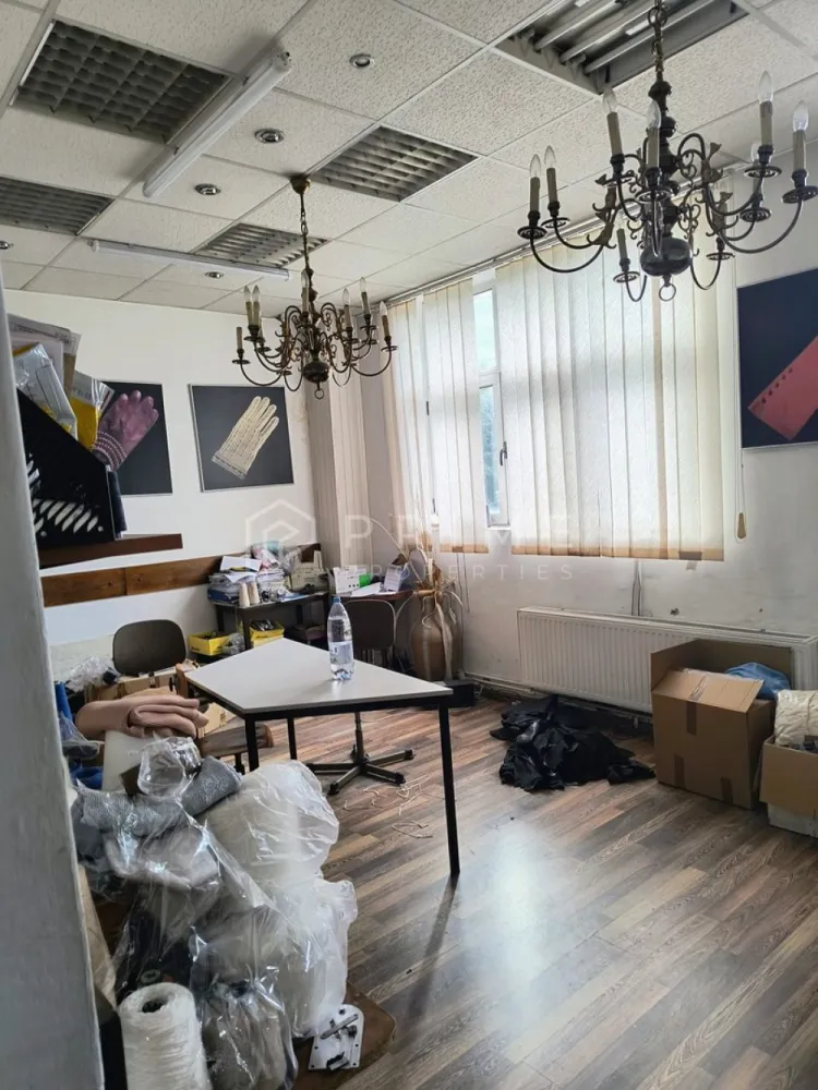 Clădire multifuncțională de vânzare – comerț, birouri și producție. - Clădire multifuncțională de vânzare – cartier Libertății, Târgu Mureș
O investiție solidă cu potențial comercial, administrativ și industrial

Vă propunem spre vânzare o clădire cu funcțiuni mixte, ideală pentru companii care caută un spațiu complet, capabil să integreze activități de comerț, birouri și producție într-o singură locație.
Proprietatea este amplasată într-o zonă accesibilă, cu vizibilitate bună și infrastructură dezvoltată, în cartierul Libertății din Târgu Mureș.

🏢 Caracteristici generale:
Suprafață construită totală: 877 mp
Structură pe trei niveluri:
Parter: spațiu comercial cu acces direct din stradă
Etaj: spațiu de birouri și producție
Mansardă: spațiu de producție open space, luminat natural

💶 Preț de vânzare: 430.000 € (negociabil)

🌟 Dotări și finisaje:
44 ferestre Velux – iluminare naturală excelentă la mansardă
Acoperiș Lindab – durabil, rezistent și cu întreținere redusă
Tâmplărie termopan – izolare termică și fonică superioară
Spații generoase, flexibile și bine compartimentate
30 KW putere instalată trifazică
Posibilitate de a suplimenta cu încă 16KW din panouri solare
Posibilitate construire lift ( persoane/mărfuri ) 

💼 Avantaje investiționale:
Versatilitate: Poate găzdui funcțiuni distincte – comerț, birouri, producție sau servicii.
Eficiență operațională: centralizarea activităților reduce costurile de logistică și administrare.
Lumină naturală abundentă: mansarda oferă condiții excelente de lucru, productivitate și confort.
Construcție solidă: materiale durabile, amenajări moderne și potențial de extindere.

🔑 Ideală pentru:
Companii din domeniul producției ușoare sau meșteșugărești
Centre de servicii sau sedii administrative
Investitori care caută o proprietate versatilă și rentabilă
Afaceri care doresc să-și consolideze operațiunile într-o singură locație
Clinică medicală
Reamenajare conform specificului activității

📞 Pentru mai multe detalii, planuri tehnice, vizionări sau negocieri, vă invităm să ne contactați la 0732336014
Pentru clienții cumpărători, comisionul este 0%.
La Prime Properties, fiecare tranzacție înseamnă mai mult decât o simplă achiziție – este un proces complet, în care colaborăm cu cei mai buni profesioniști: notari, avocați, designeri, arhitecți, evaluatori, specialiști în certificate energetice, consultanți de credite imobiliare.
Astfel, atunci când alegi o proprietate prin noi, primești la pachet și siguranță, transparență și servicii impecabile pe tot parcursul drumului tău către casa ideală.
Ne dedicăm 100% fiecărui client, iar asta se reflectă în rezultate și în încrederea pe care o primim înapoi prin recomandările lor.
Proprietatea aceasta nu se potrivește exact nevoilor tale?
Lasă-ne să îți găsim alternativa potrivită. Agentul nostru îți va oferi soluții avantajoase și adaptate stilului tău de viață.
📞 Contactează-ne astăzi. Până acum nu am dezamăgit niciun client – și nu vom începe cu tine.