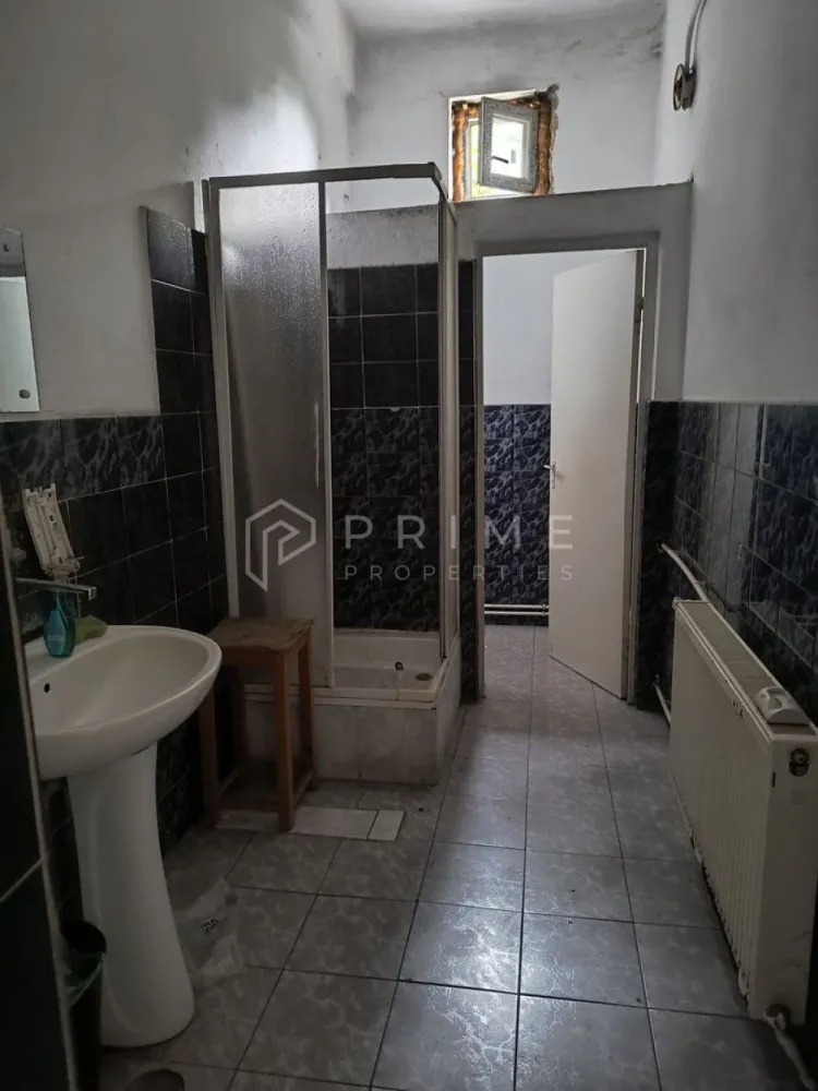 Clădire multifuncțională de vânzare – comerț, birouri și producție.